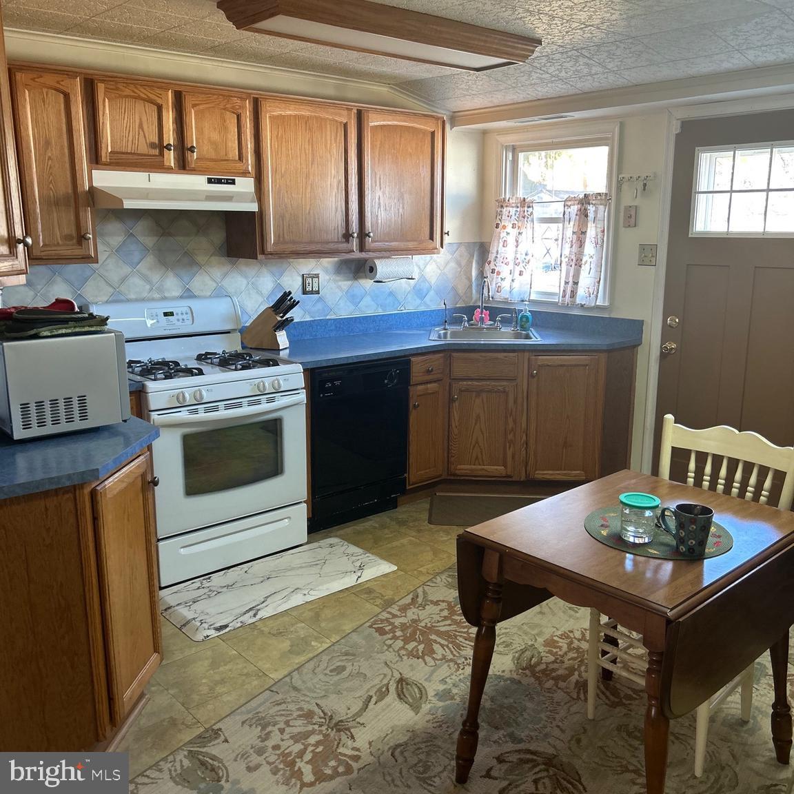 WEST LAWN - Residential