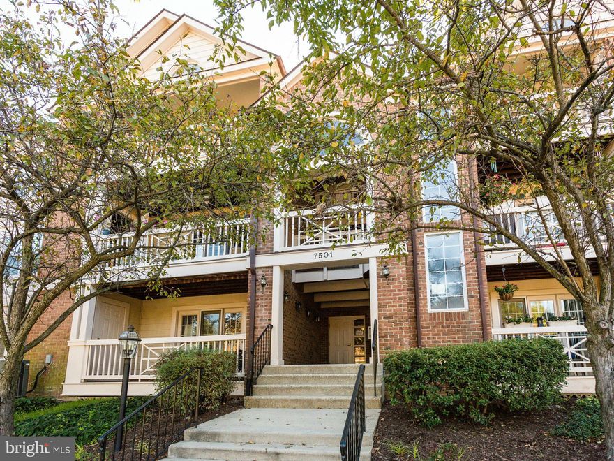 Lovely renovated 2 BR, 2 BA condo with bright sunroom in sought-after Kingstowne!  Recent upgrades include; kitchen cabinets, granite countertops, 2 gorgeous custom bathrooms, and new tile in the foyer, around FP, & in kitchen. Kingstowne amenities include: pools, tennis courts, and walking paths! Plus, minutes away from shopping, restaurants, 2 Metro stops, and the Springfield Town Center!