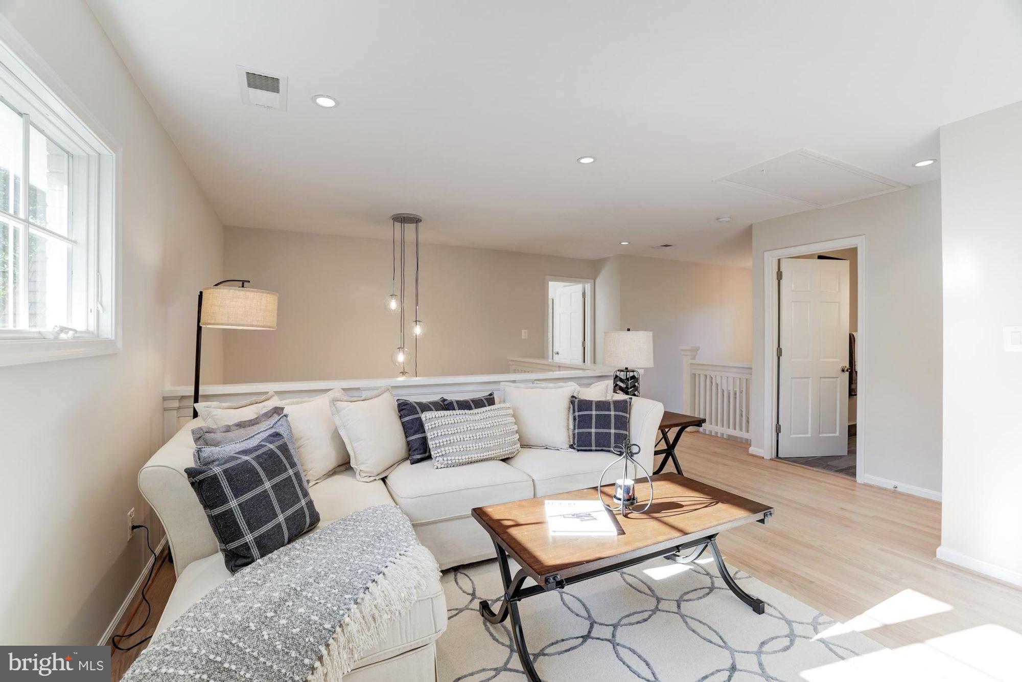 COUNTRY CLUB HILLS - Residential