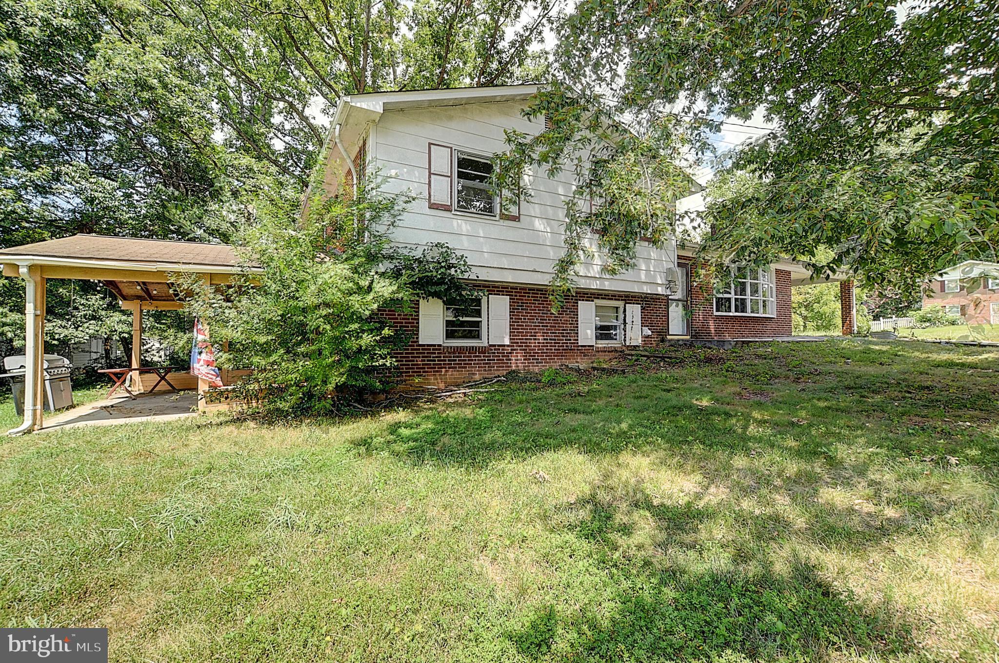 Seller prefer cash buyers only, with quick settlement. Property being sold in "as is" condition. Need little work and tlc. Great for investors.