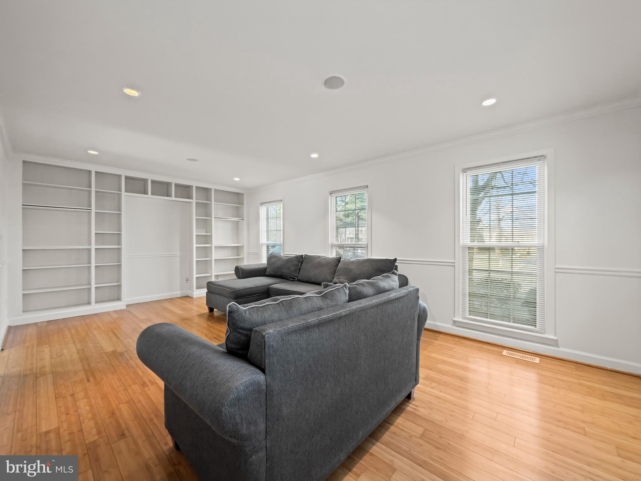 SHADOW OAK - Residential