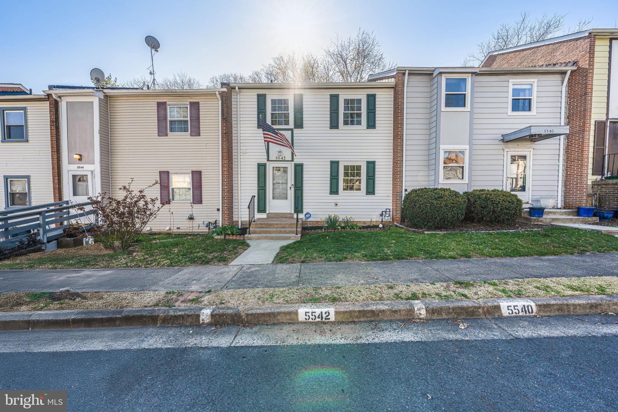 5542 HOLLINS LANE