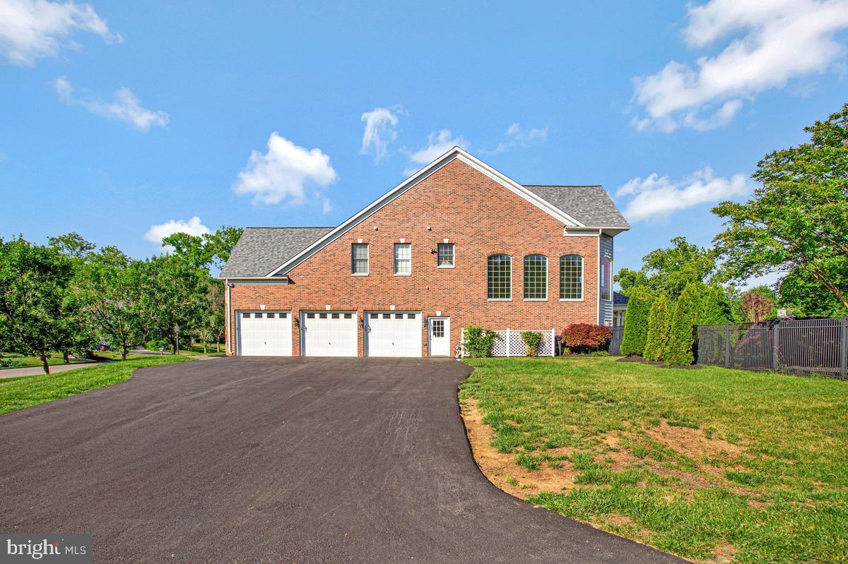 27 Hunting Ct, Edgewater, MD, 21037, USA, 5 Bedrooms Bedrooms, ,6 BathroomsBathrooms,Residential,Active,27 Hunting Ct,MDAA2140348
