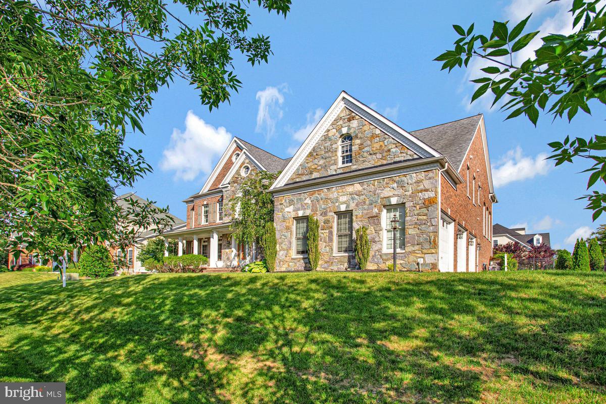 27 Hunting Ct, Edgewater, MD, 21037, USA, 5 Bedrooms Bedrooms, ,6 BathroomsBathrooms,Residential,Active,27 Hunting Ct,MDAA2140348