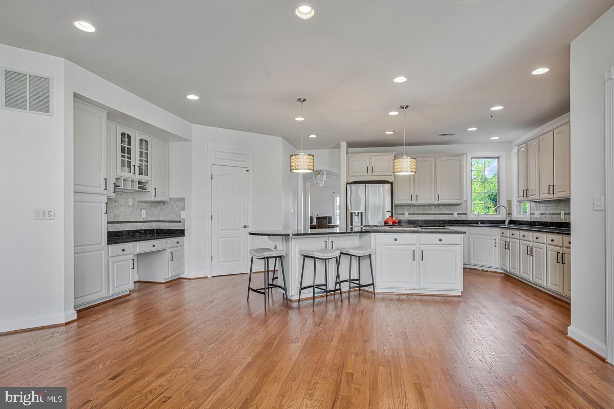 27 Hunting Ct, Edgewater, MD, 21037, USA, 5 Bedrooms Bedrooms, ,6 BathroomsBathrooms,Residential,Active,27 Hunting Ct,MDAA2140348