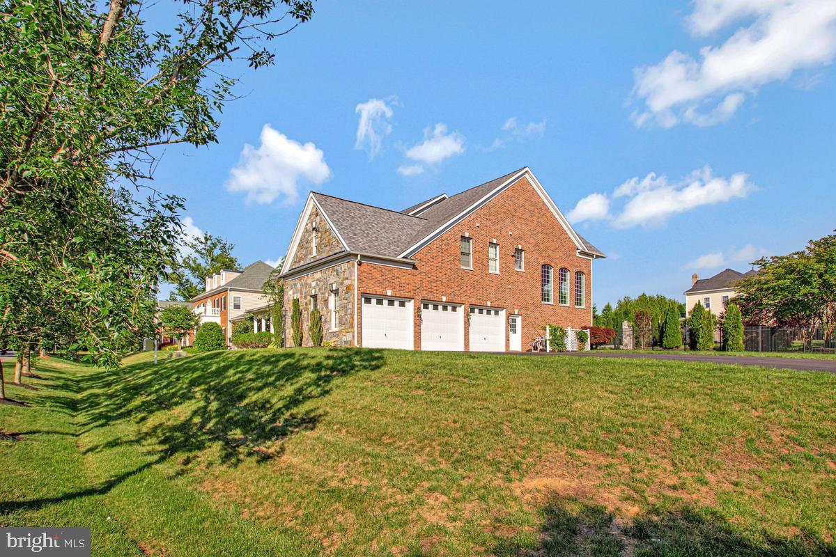 27 Hunting Ct, Edgewater, MD, 21037, USA, 5 Bedrooms Bedrooms, ,6 BathroomsBathrooms,Residential,Active,27 Hunting Ct,MDAA2140348