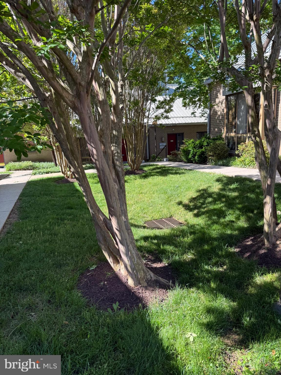 EXECUTIVE OFFICE BUILDING - Commercial Sale