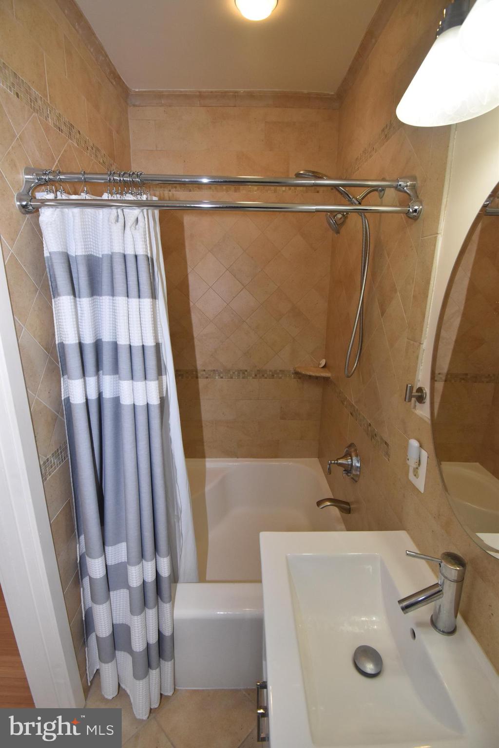 RIVER PLACE NORTH - Residential Lease