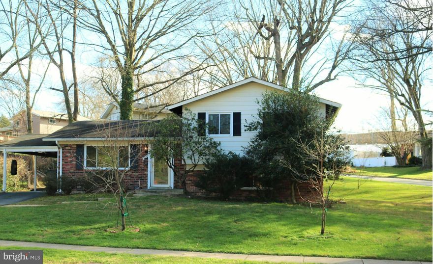 Location,Location,Location,Next to 495 and Braddock Rd. Beautiful 3BR,3 Bath split level in Ravensworth Park. Updated with granite kitchen counters, gleaming hardwood floors, tile bathrooms. Tile family,room,private rear yard. Convienient to schools,shopping and 495. Owner is painting and putting blinds on the windows.