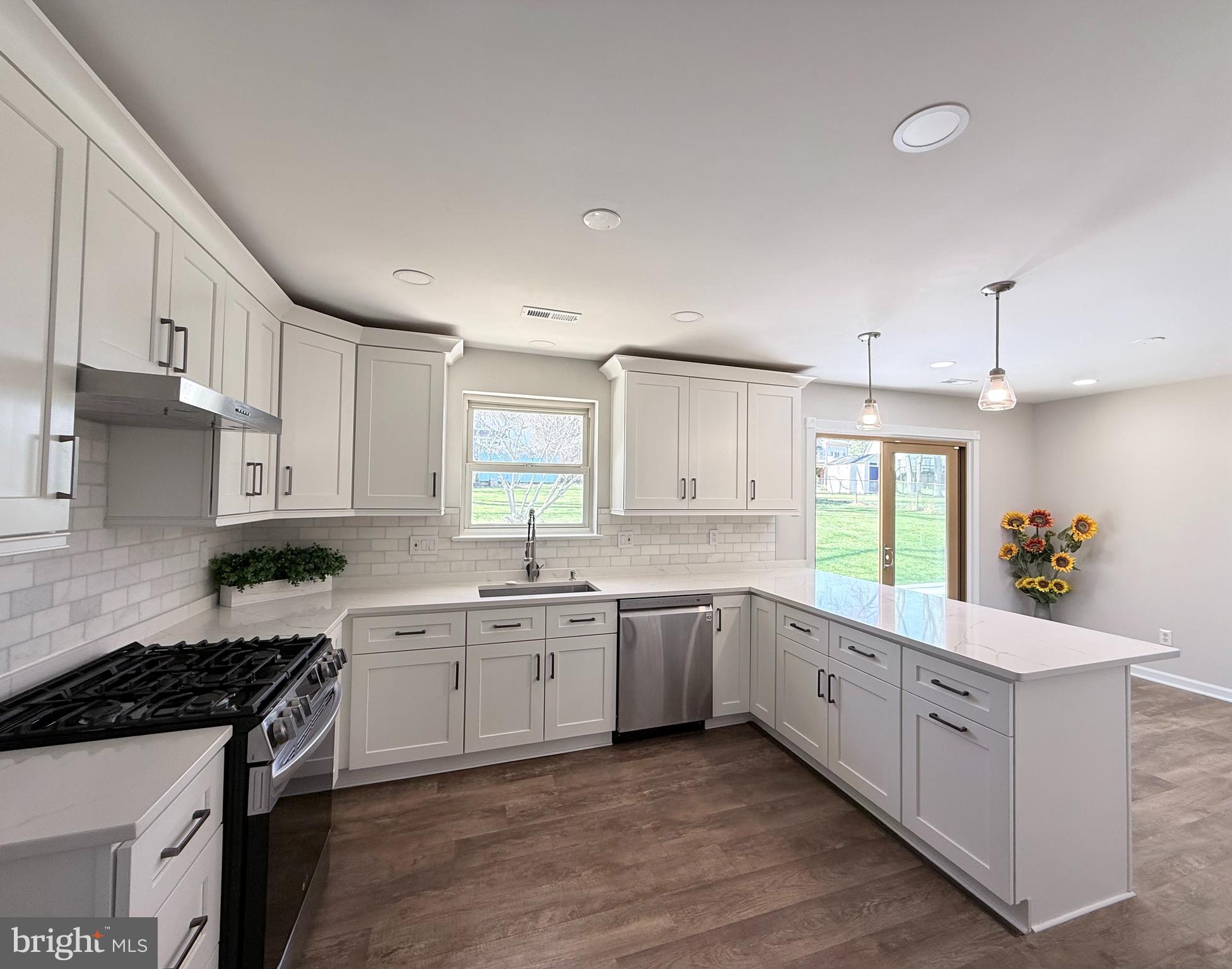 COUNTRY CLUB VIEW - Residential