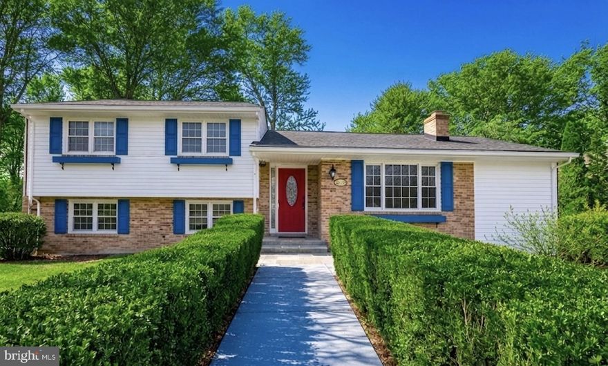 Beautifully updated and move-in ready 5BR, 3BA home in sought-after Country Club View, conveniently located near GMU, shopping, and major commuter routes.
Featuring a renovated kitchen (2022), updated primary bath, and custom closet systems, this home offers both comfort and functionality. Recent updates include a new driveway and backyard enhancements (2025), along with fresh interior paint (2026), creating a bright and inviting atmosphere.
Enjoy a spacious layout with a formal living room featuring a gas fireplace, a separate dining area, and a flexible bonus room ideal for a home office or guest space.
The finished lower level includes two bedrooms, one full bath, and a laundry/utility room. Roof replaced in 2018.