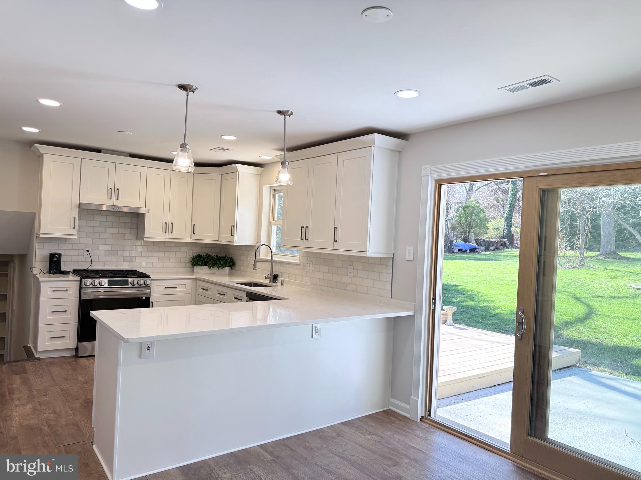 COUNTRY CLUB VIEW - Residential