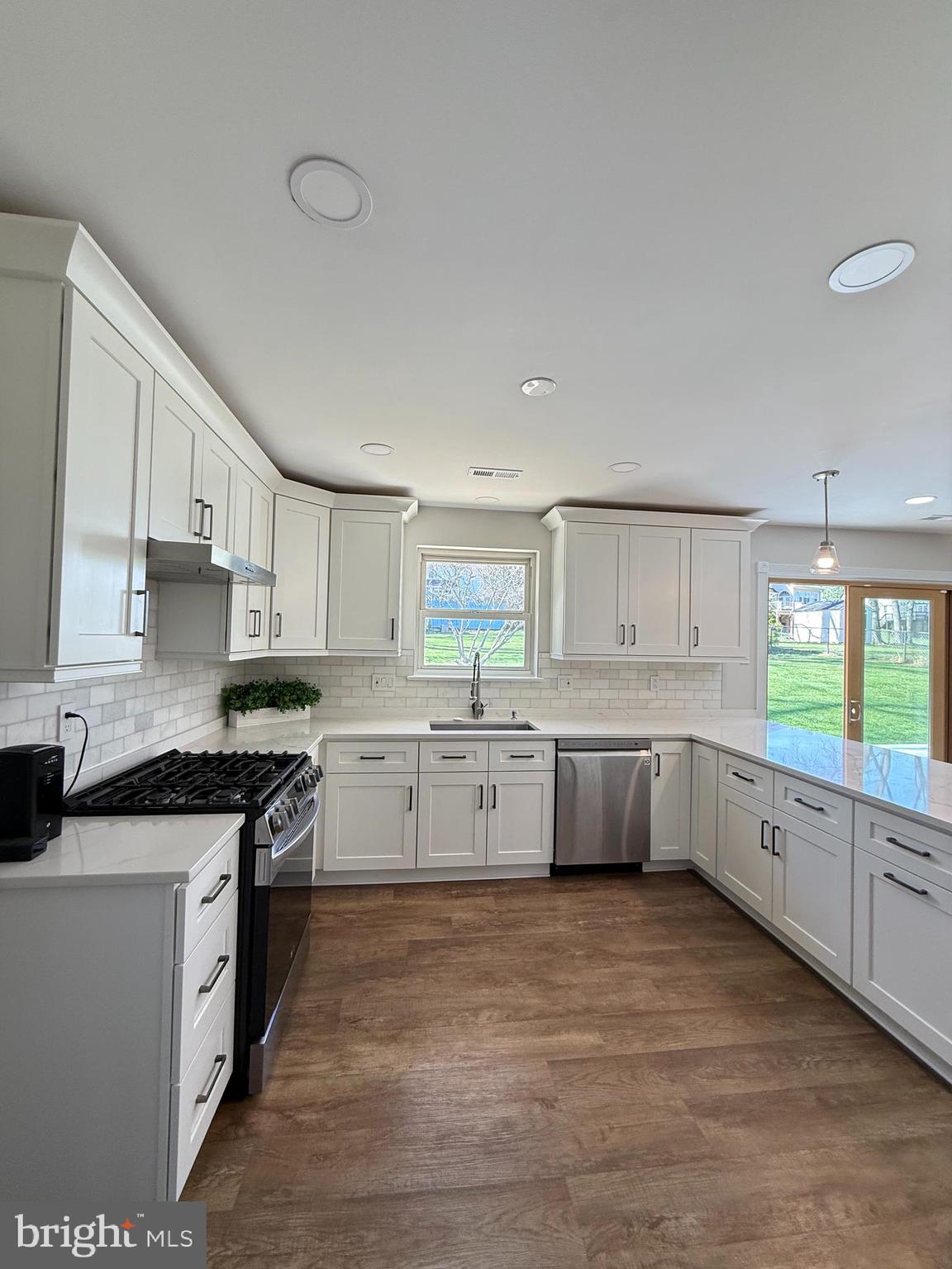 COUNTRY CLUB VIEW - Residential