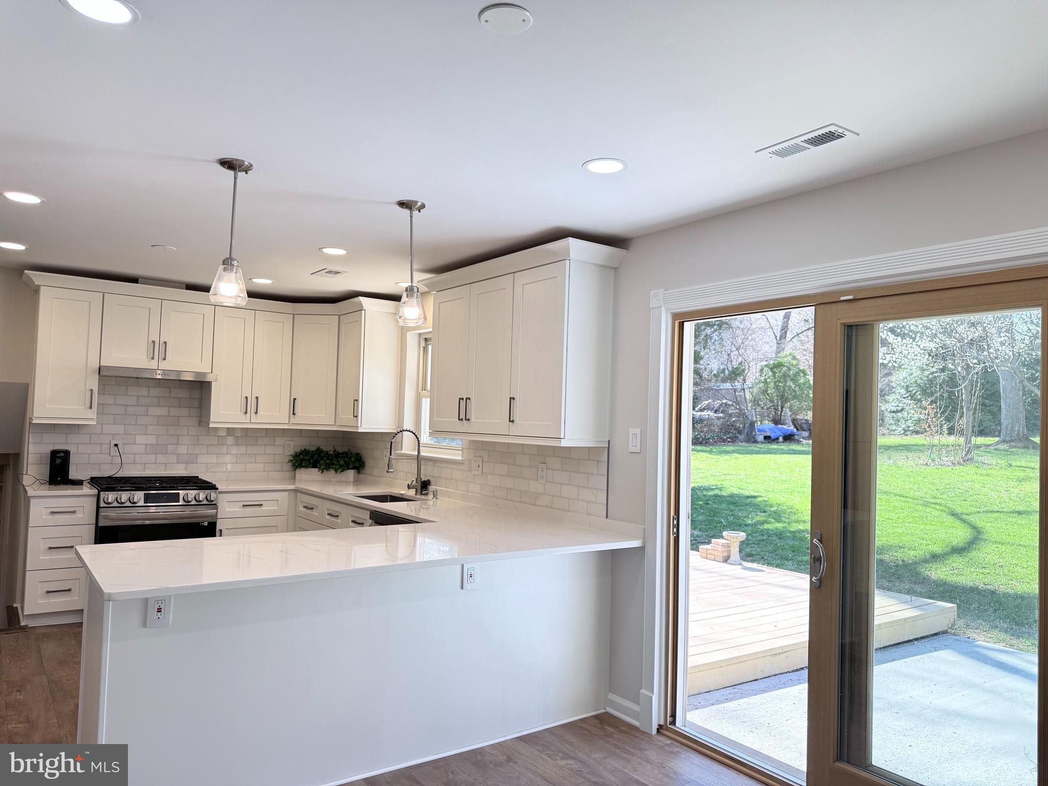 COUNTRY CLUB VIEW - Residential