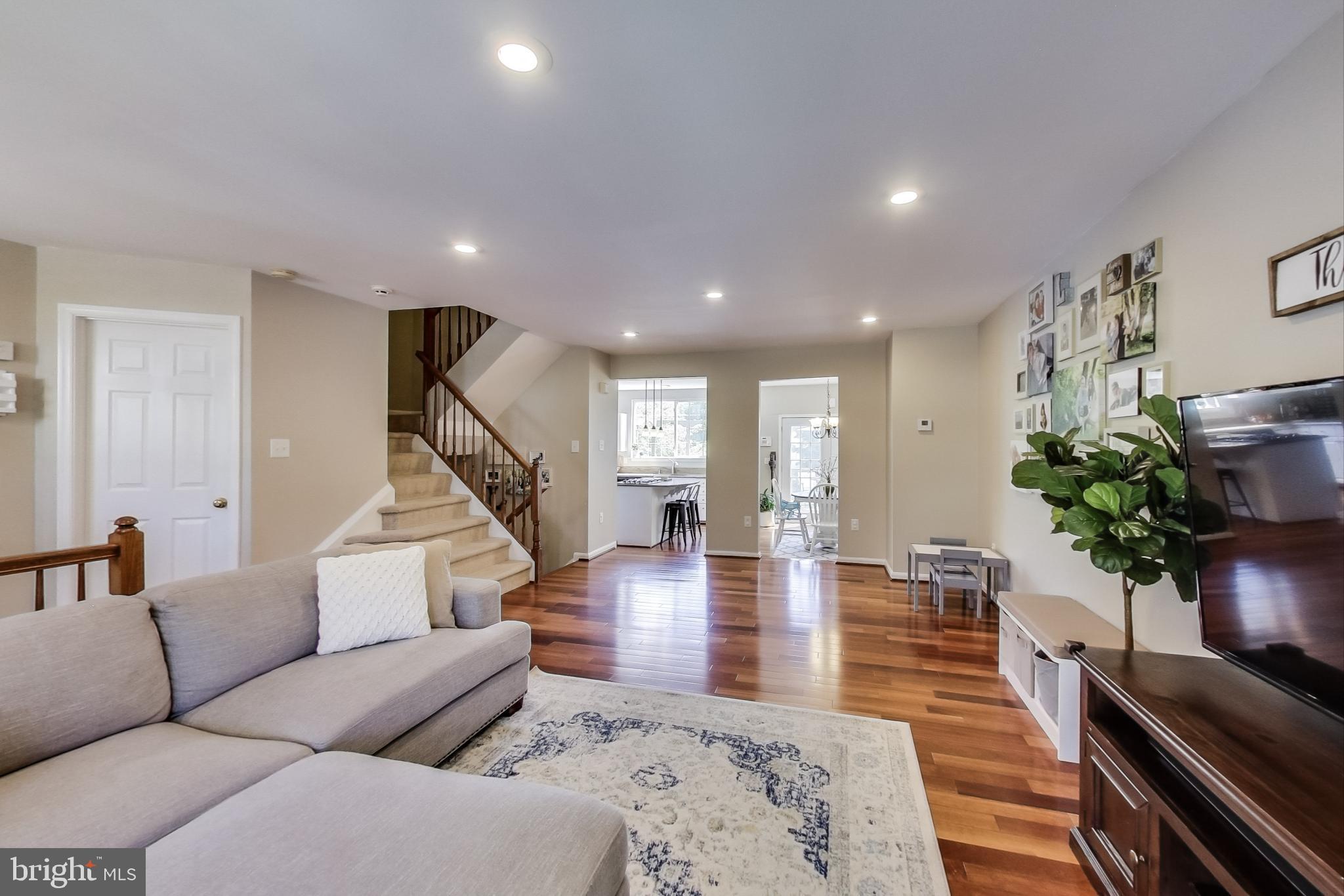 COURTS OF ASHBURN - Residential