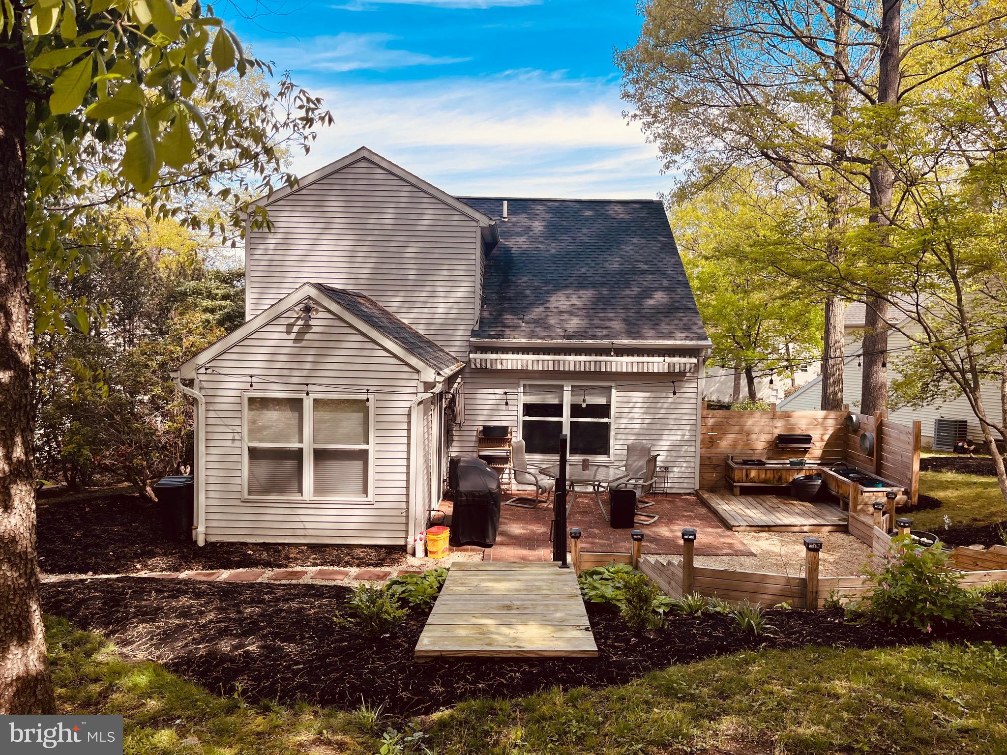 1023 OAK KNOLL DRIVE