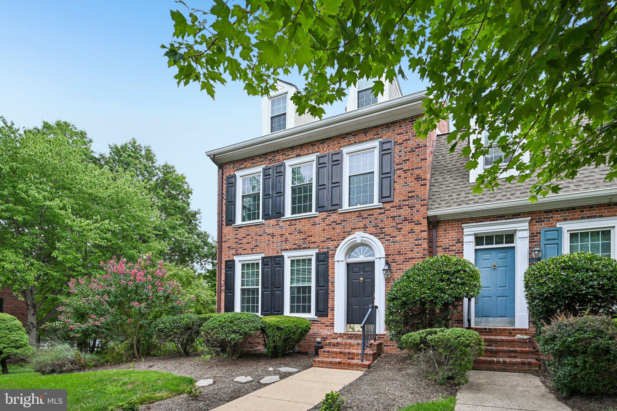 25 COMMANDERS DRIVE