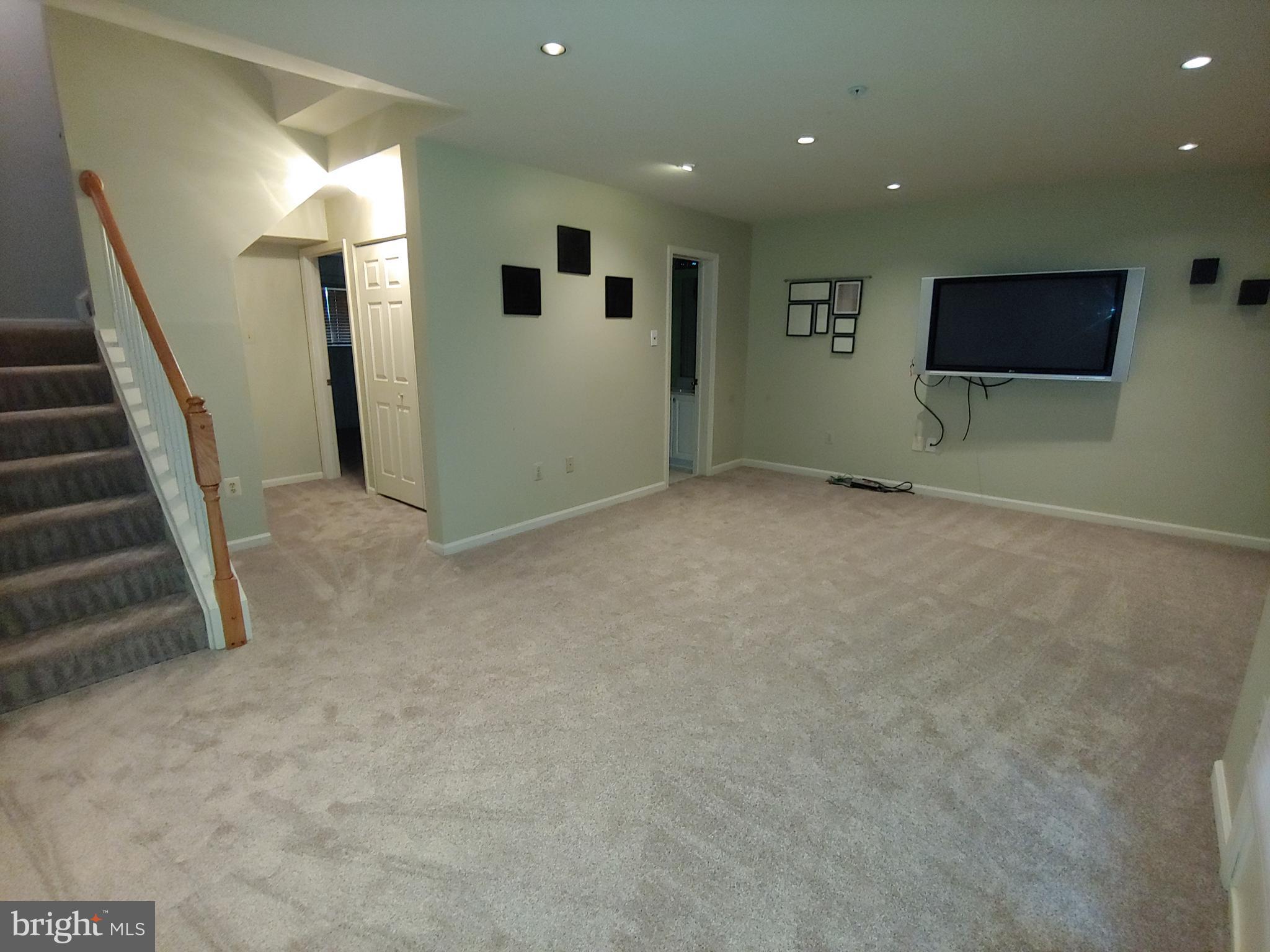 THE KNOLLS/CROFTON VILLAGE - Residential Lease