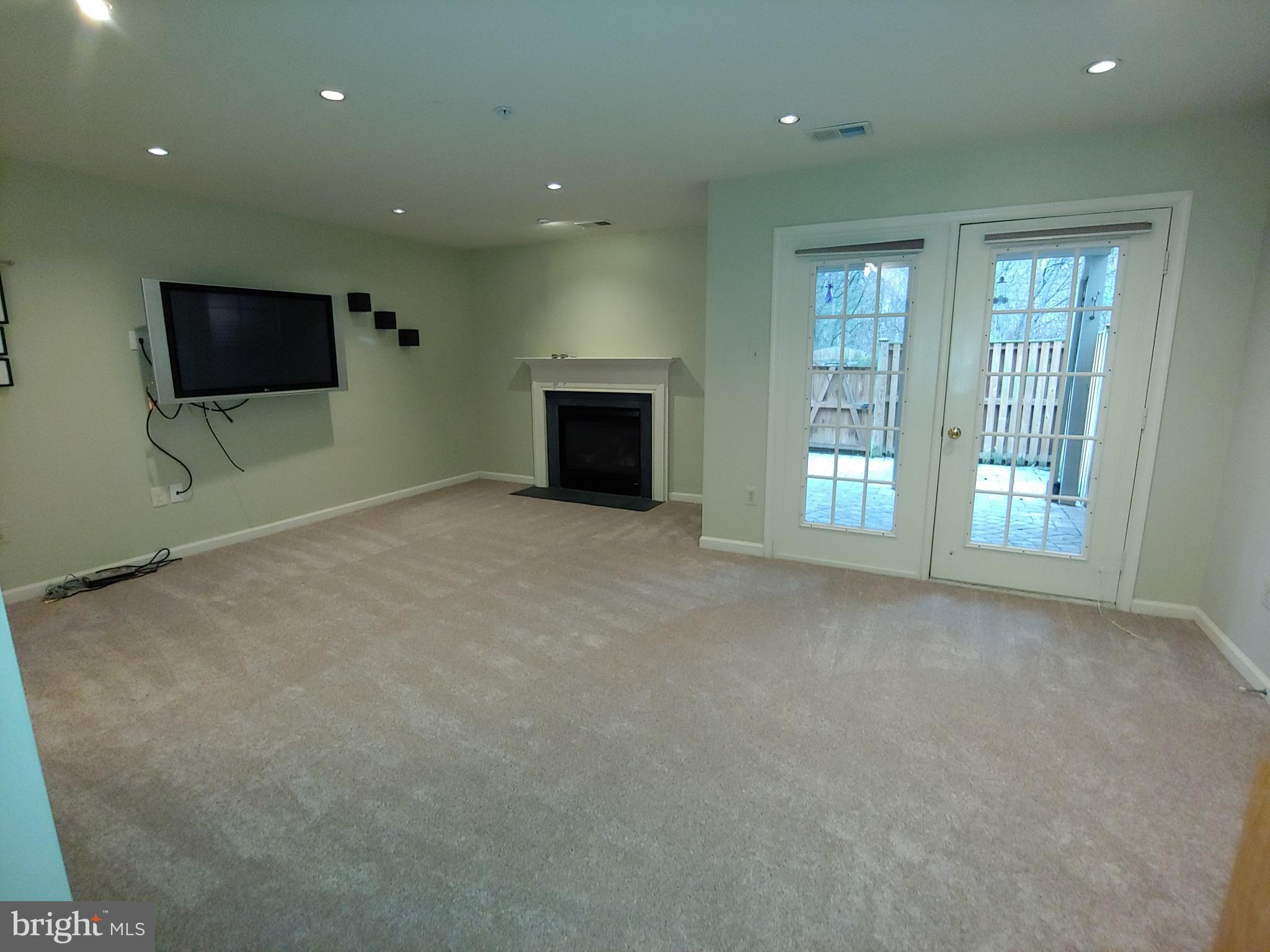 THE KNOLLS/CROFTON VILLAGE - Residential Lease