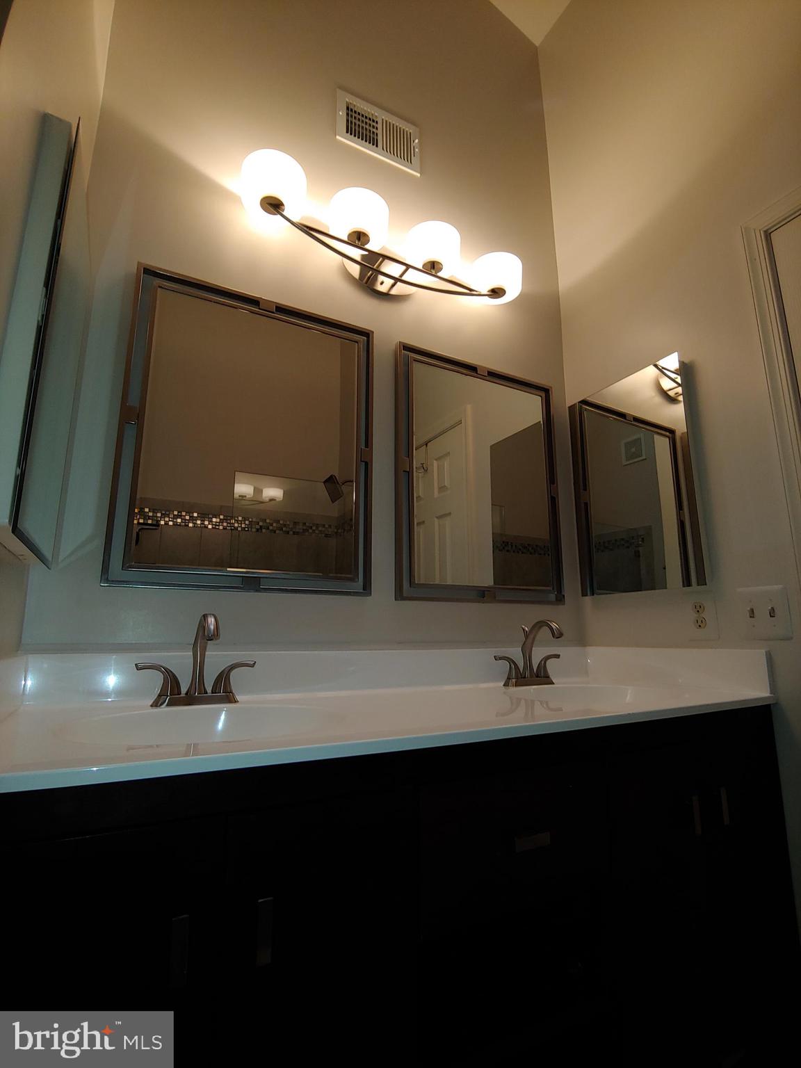 THE KNOLLS/CROFTON VILLAGE - Residential Lease