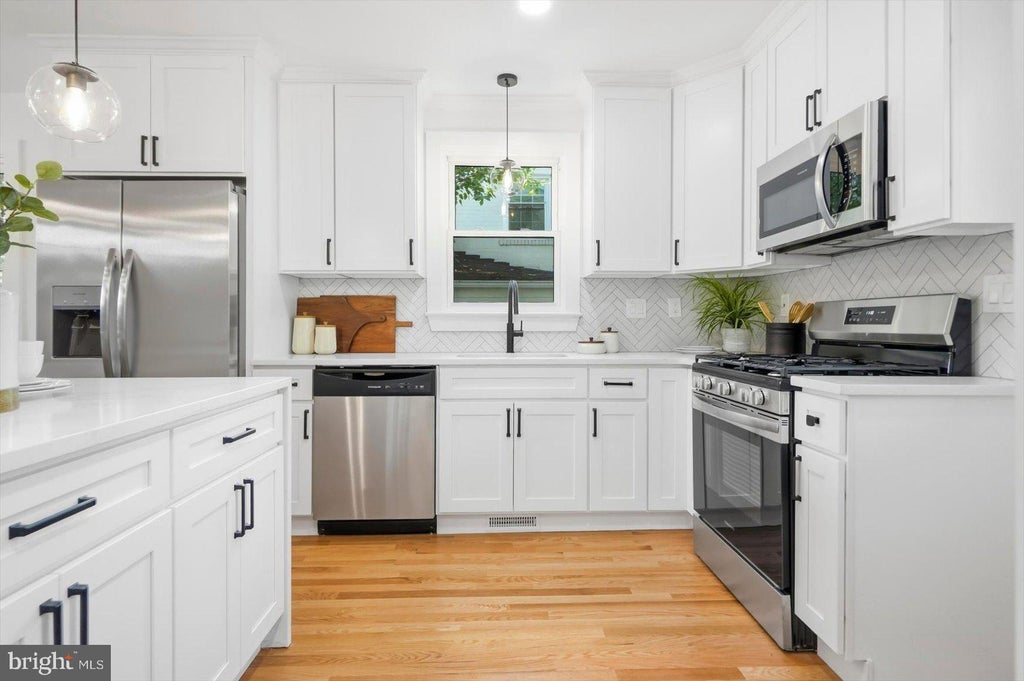 Photo of 9424 Colesville Road, SILVER SPRING, MD 20901 (MLS # MDMC2256678)