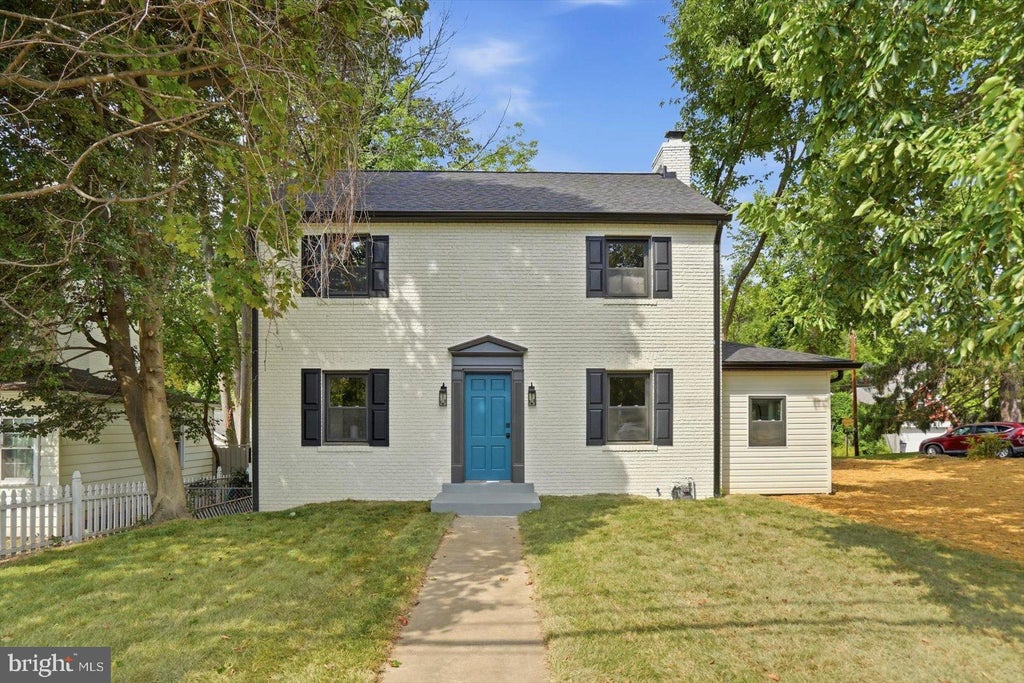 Photo of 9424 Colesville Road, SILVER SPRING, MD 20901 (MLS # MDMC2256678)