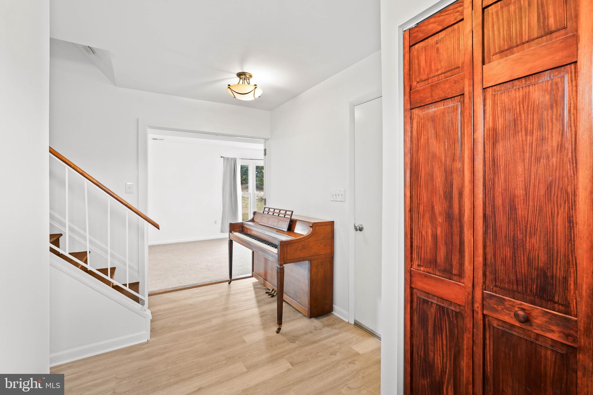 KINGSTON CHASE - Residential