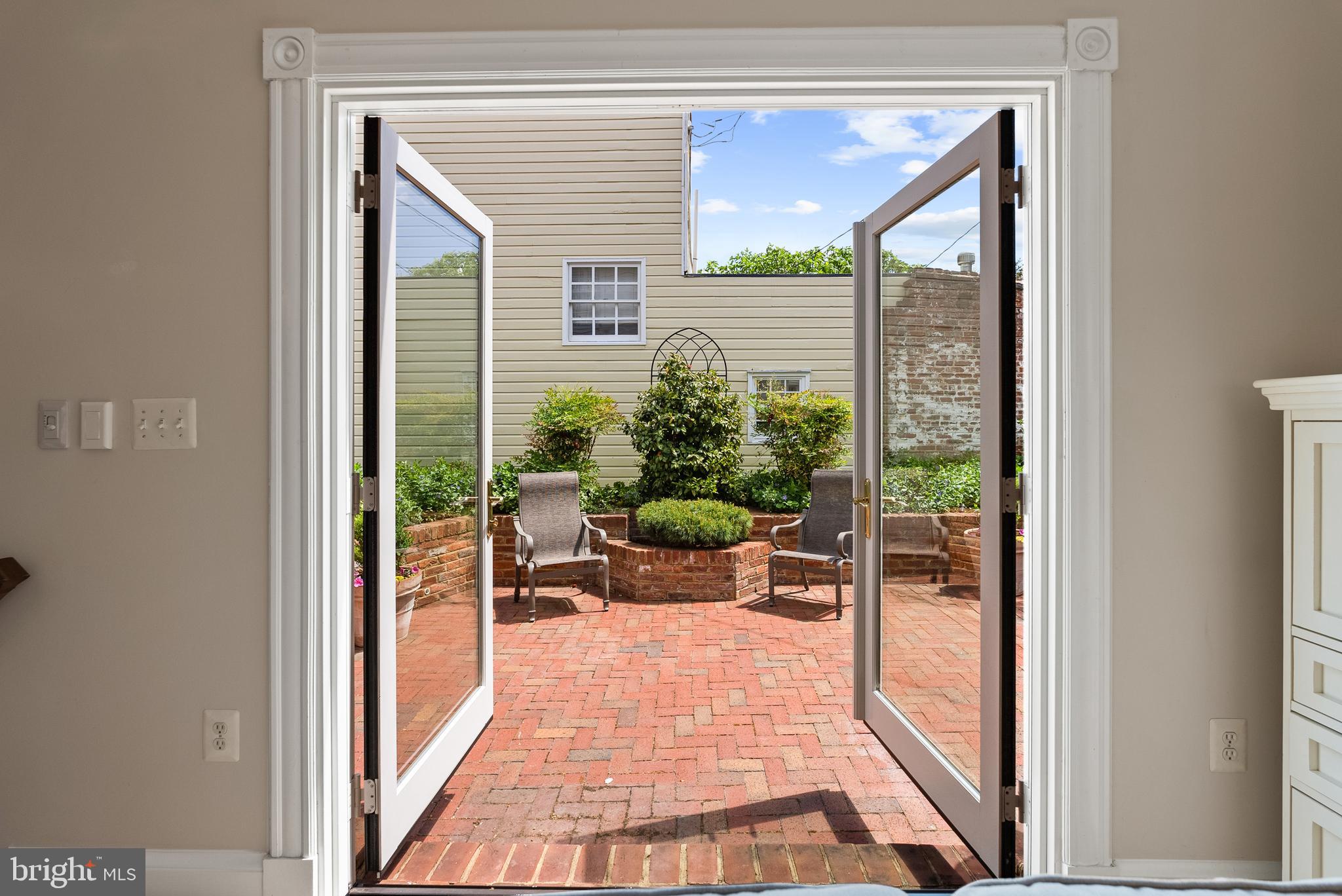 OLD TOWN ALEXANDRIA - Residential