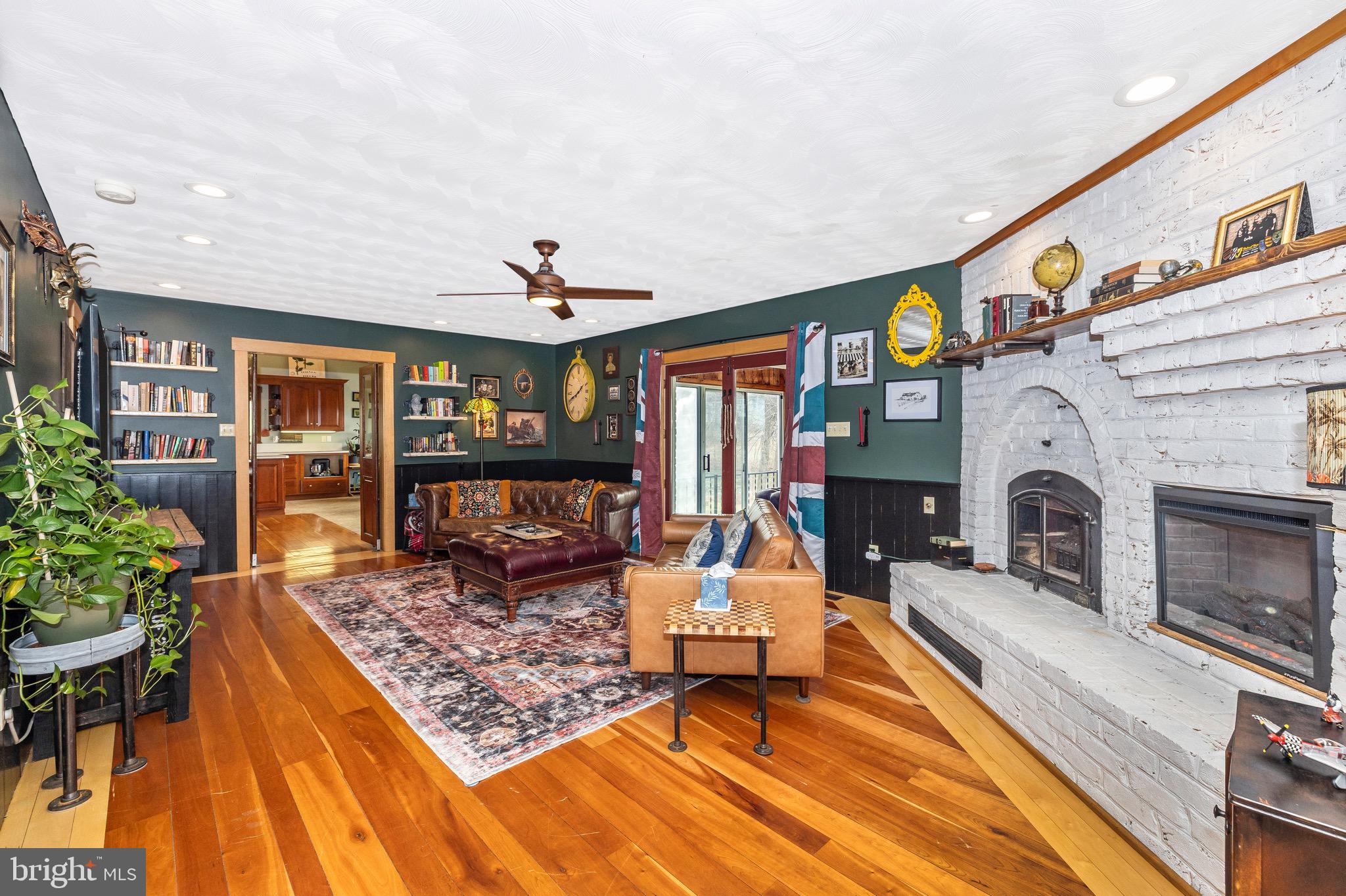 HOWARD SPEAKS - Residential