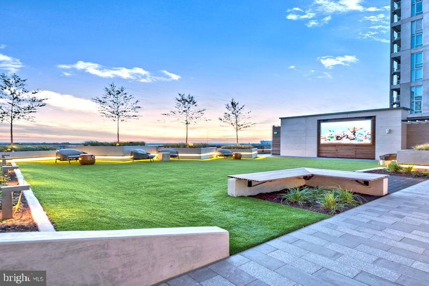 THE BORO TYSONS - Residential