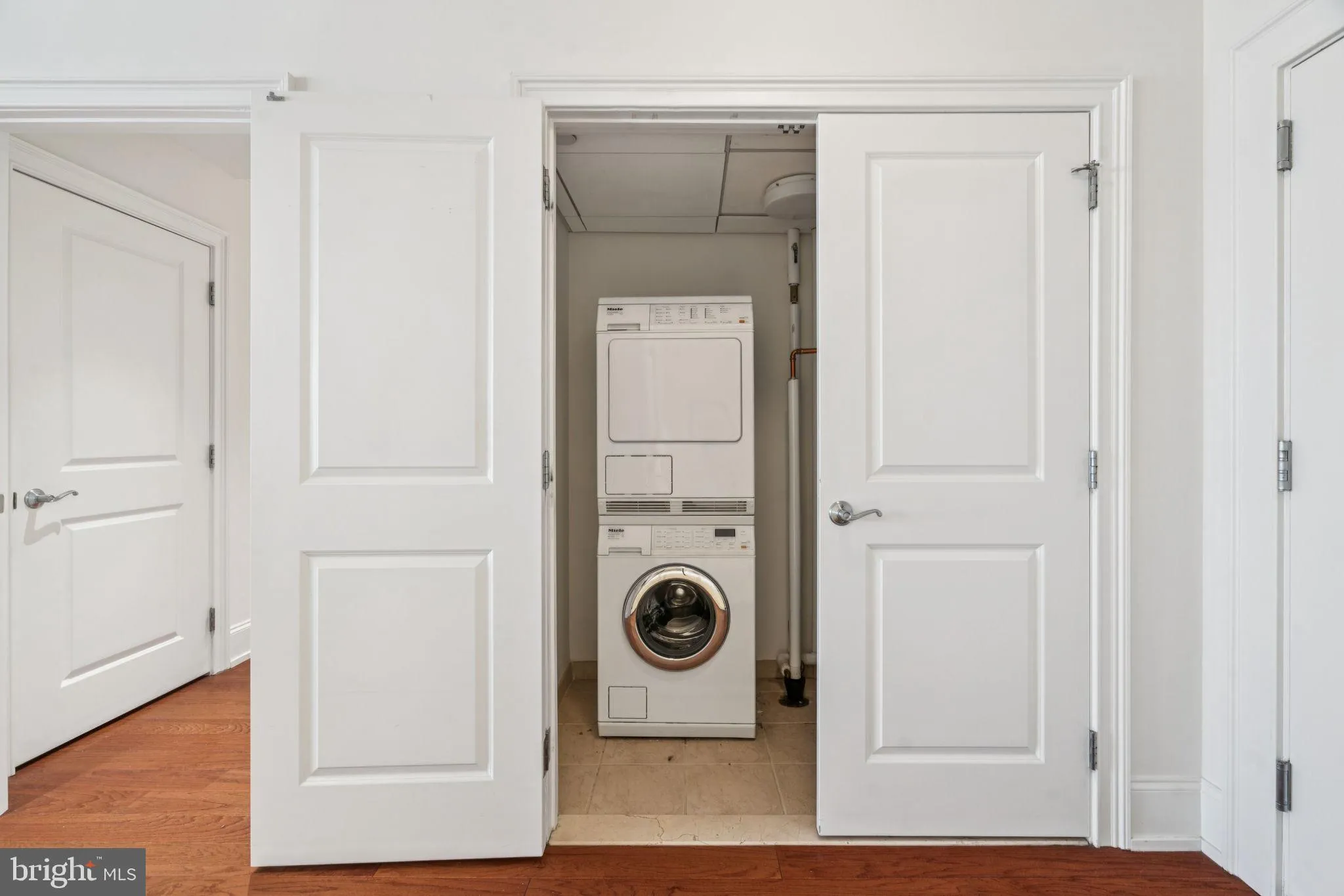 Philadelphia, Pennsylvania 19102, United States, 2 Bedrooms Bedrooms, ,2 BathroomsBathrooms,Residential,Active,155140