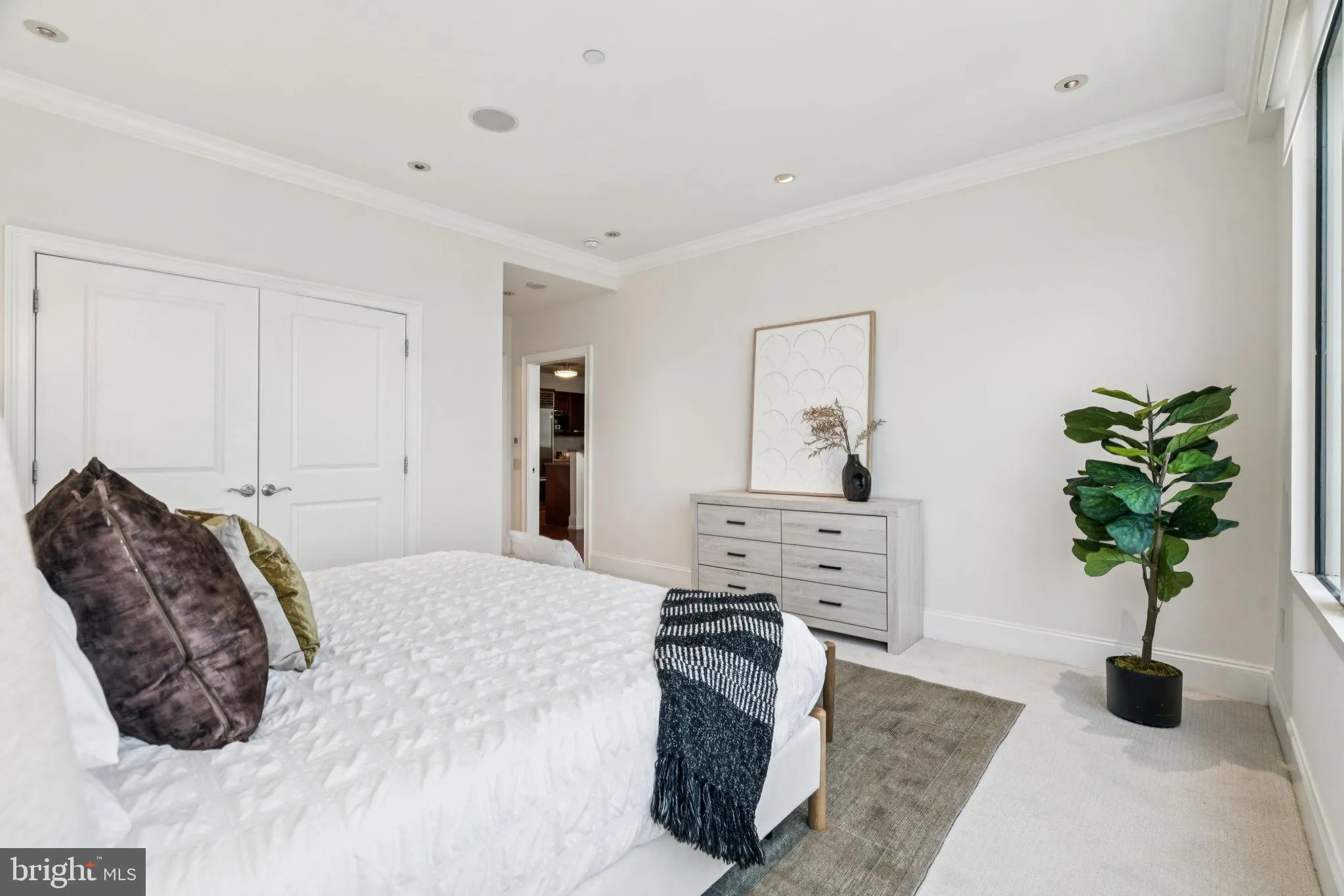 Philadelphia, Pennsylvania 19102, United States, 2 Bedrooms Bedrooms, ,2 BathroomsBathrooms,Residential,Active,155140