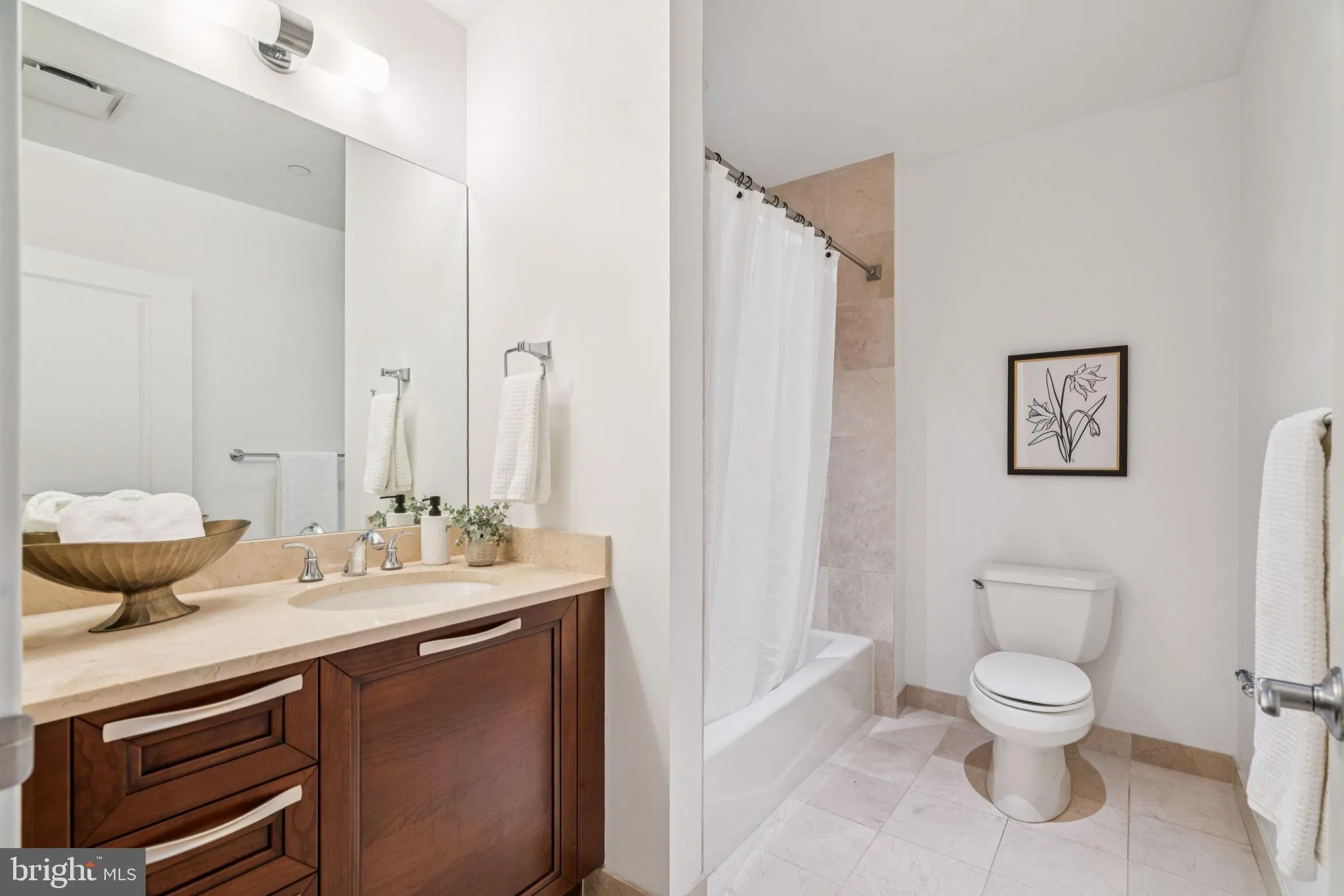Philadelphia, Pennsylvania 19102, United States, 2 Bedrooms Bedrooms, ,2 BathroomsBathrooms,Residential,Active,155140