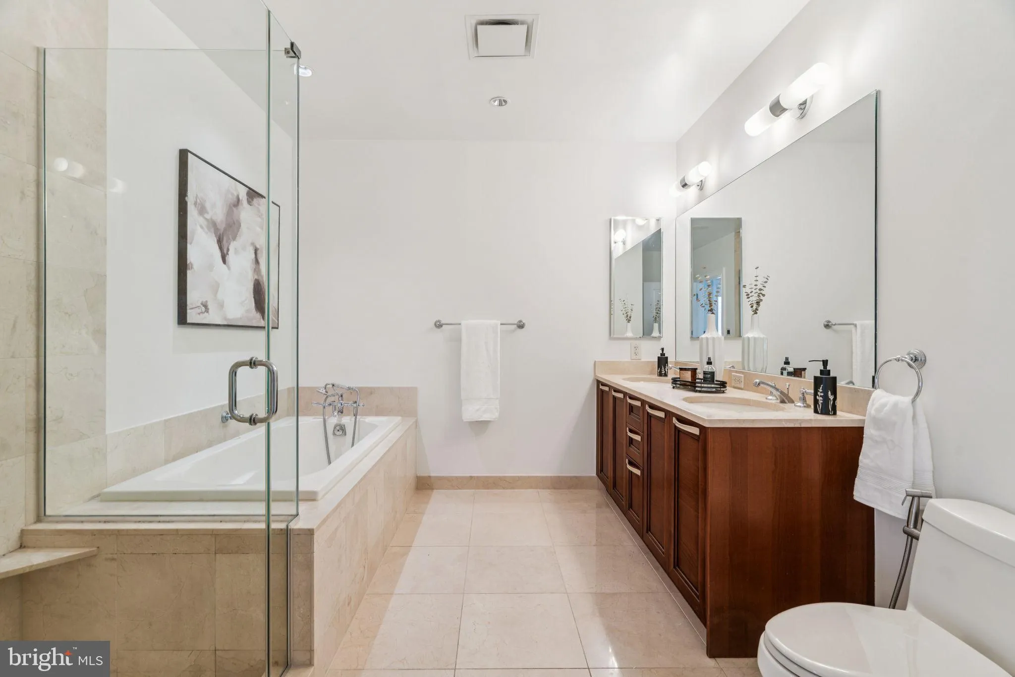 Philadelphia, Pennsylvania 19102, United States, 2 Bedrooms Bedrooms, ,2 BathroomsBathrooms,Residential,Active,155140