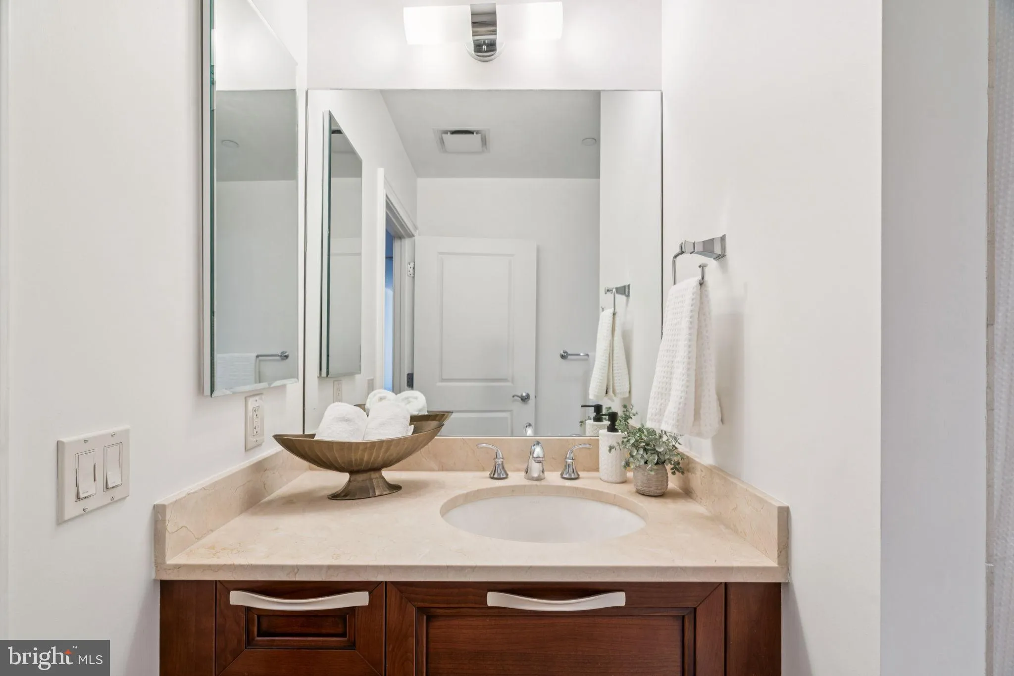 Philadelphia, Pennsylvania 19102, United States, 2 Bedrooms Bedrooms, ,2 BathroomsBathrooms,Residential,Active,155140