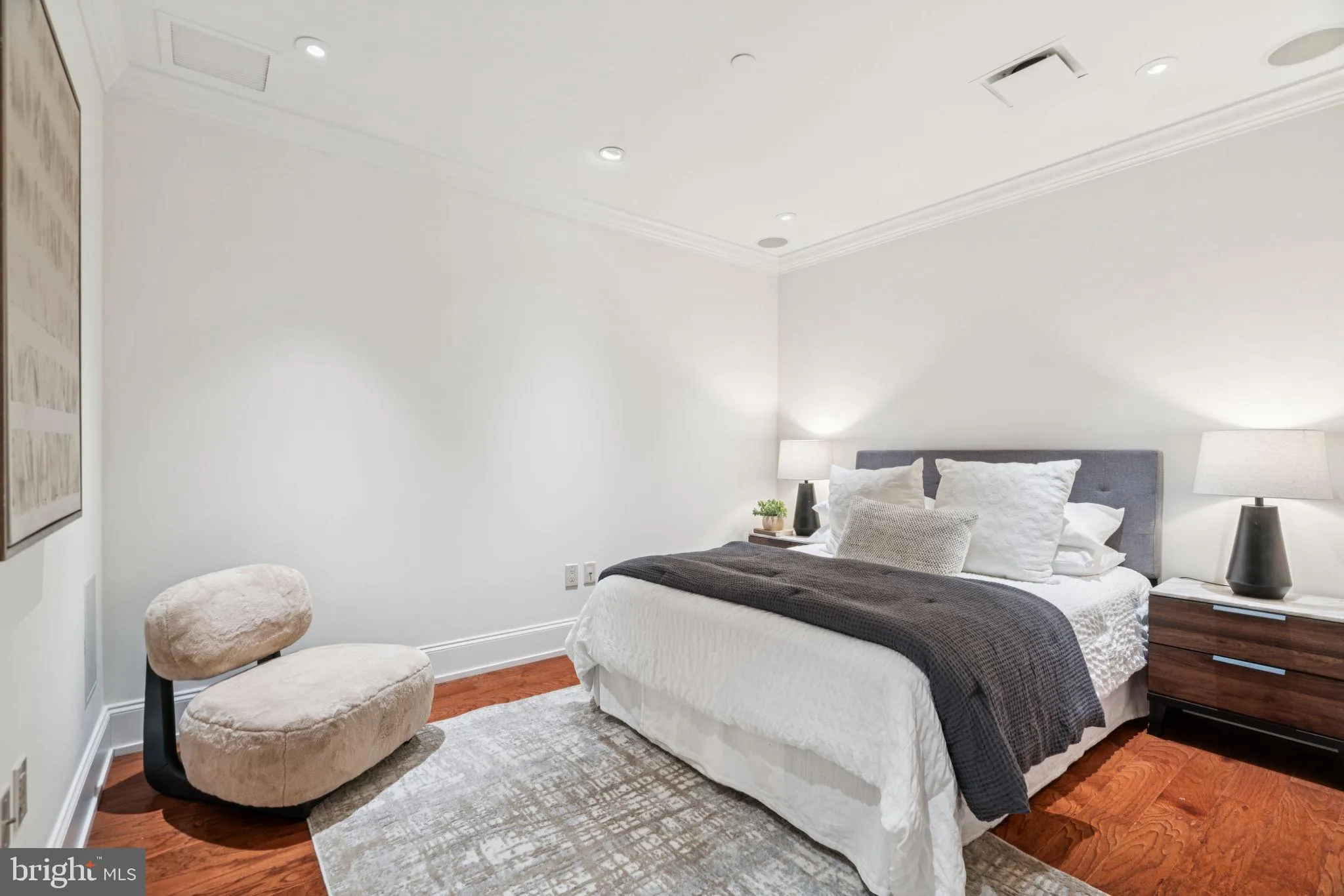 Philadelphia, Pennsylvania 19102, United States, 2 Bedrooms Bedrooms, ,2 BathroomsBathrooms,Residential,Active,155140