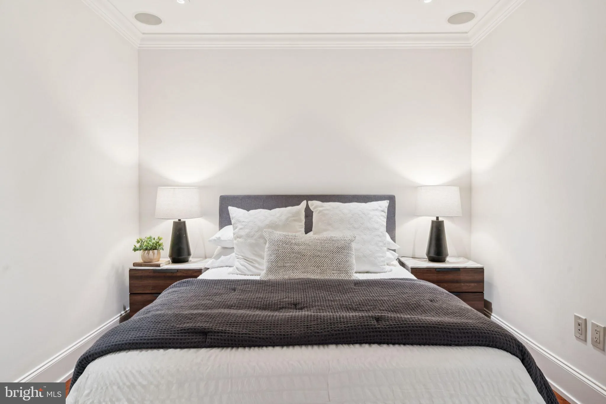 Philadelphia, Pennsylvania 19102, United States, 2 Bedrooms Bedrooms, ,2 BathroomsBathrooms,Residential,Active,155140