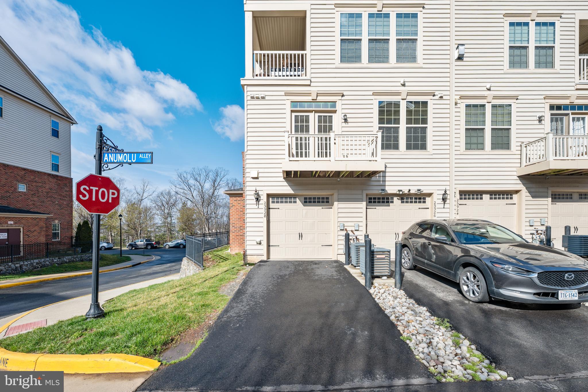 VIRGINIA MANOR - Residential