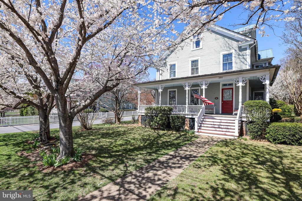 Photo of 301 E Main Street, PURCELLVILLE, VA 20132 (MLS # VALO2126200)