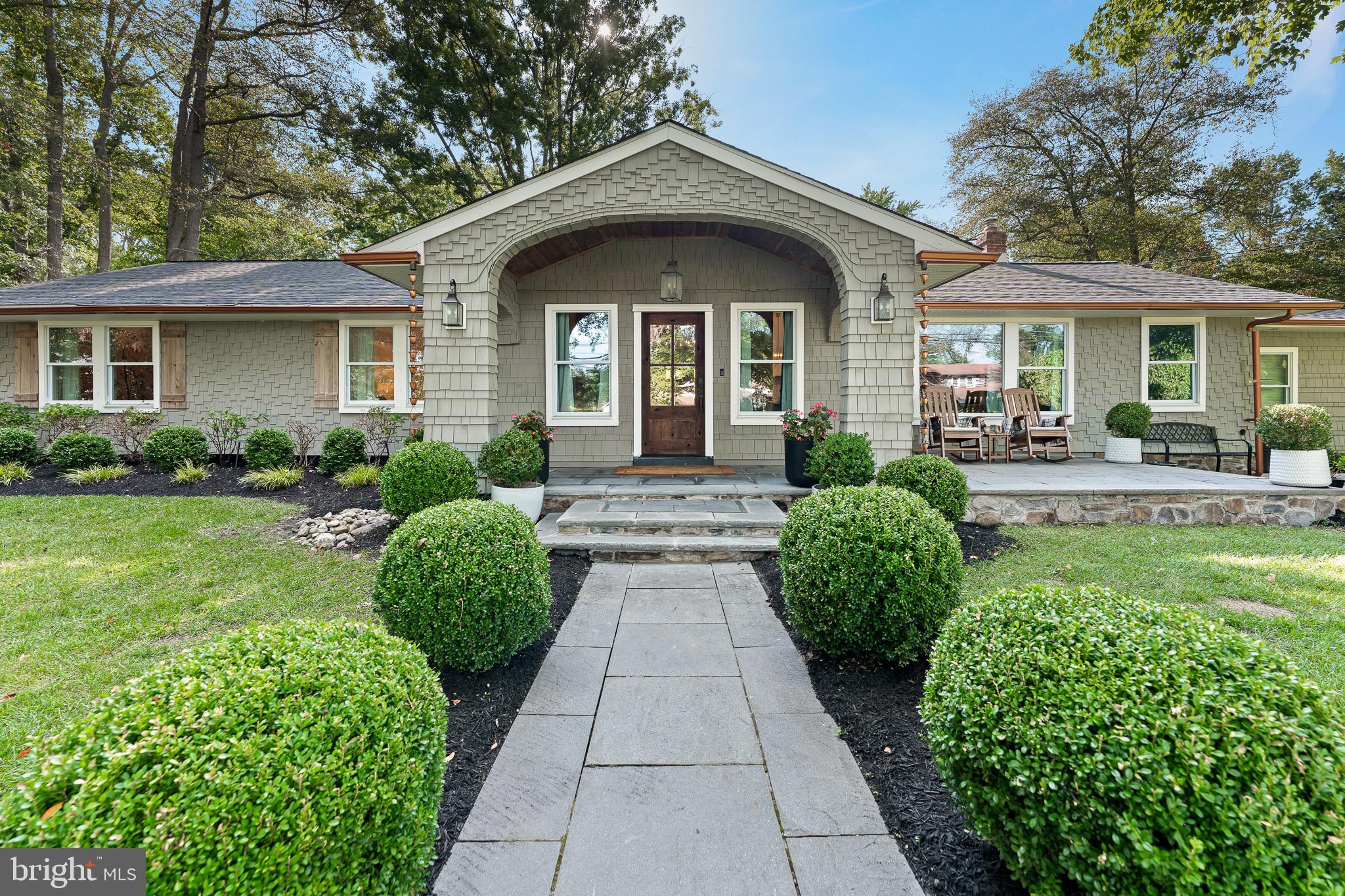 200 E LAKE BOULEVARD