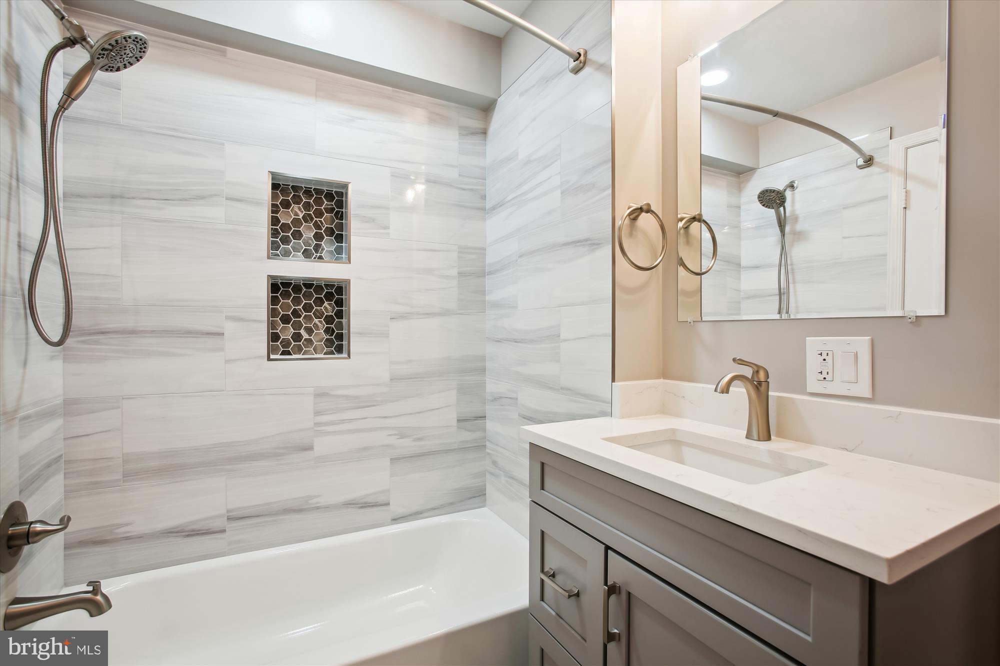 SARATOGA TOWNHOUSES - Residential