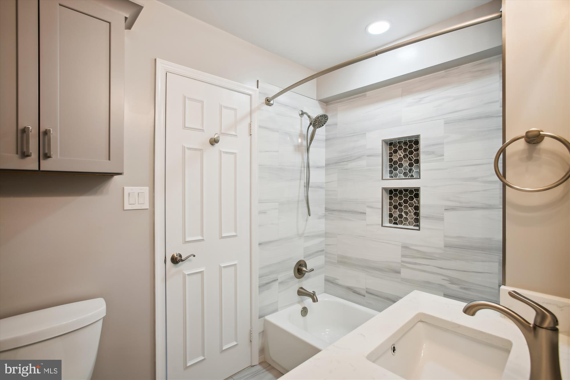 SARATOGA TOWNHOUSES - Residential