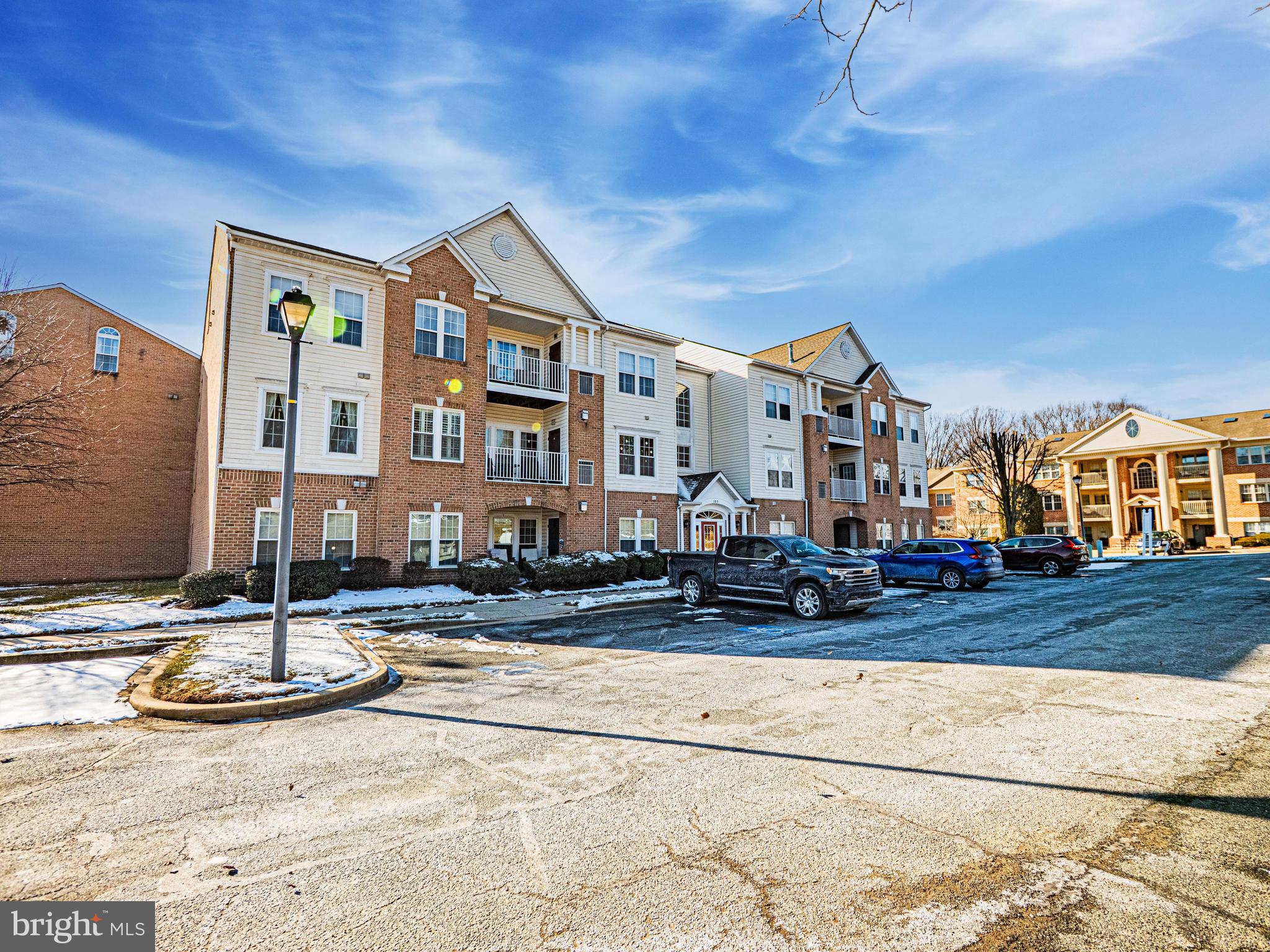 THE COURTYARDS AT POND - Residential