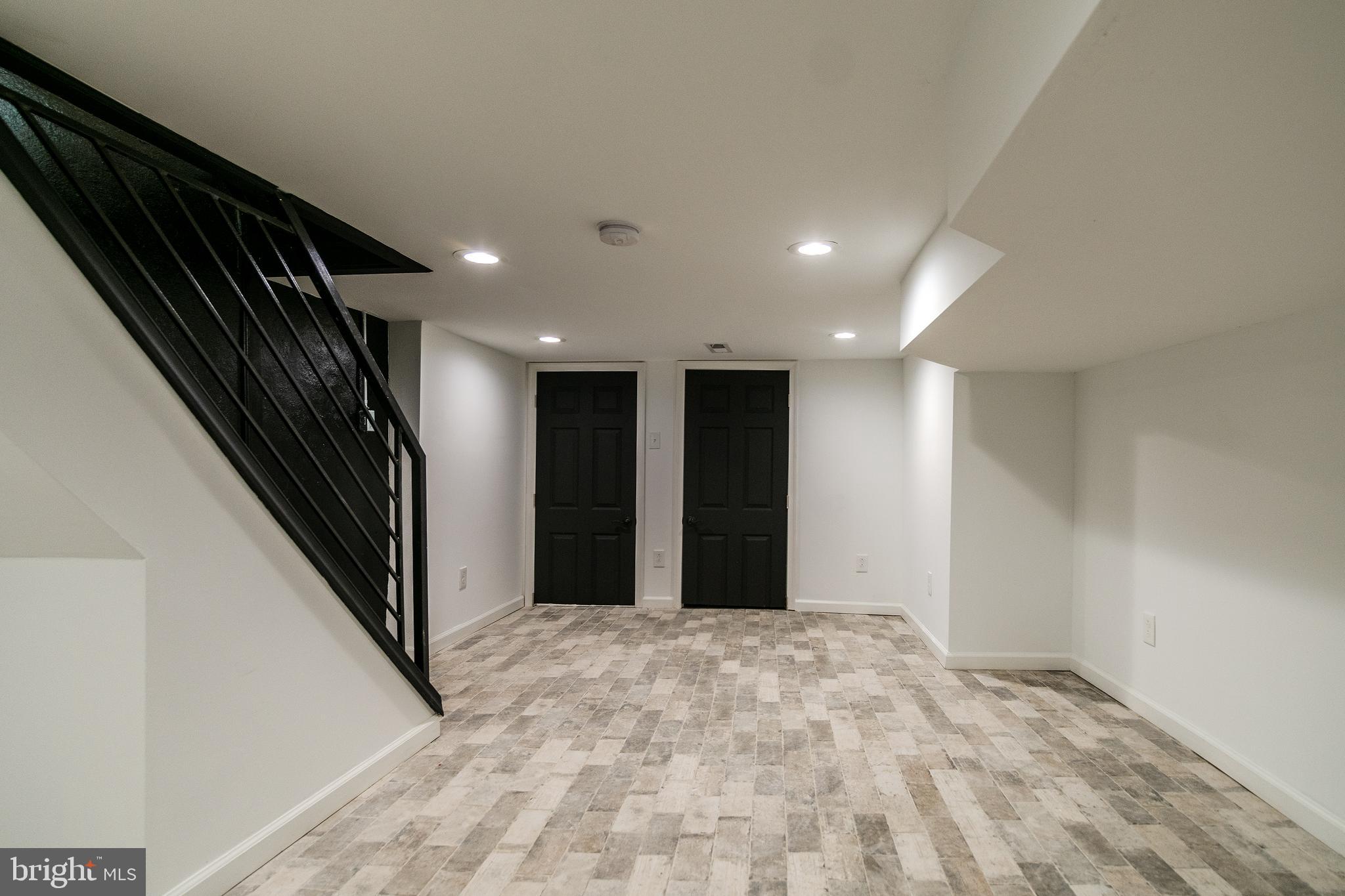 QUEEN VILLAGE - Residential Lease