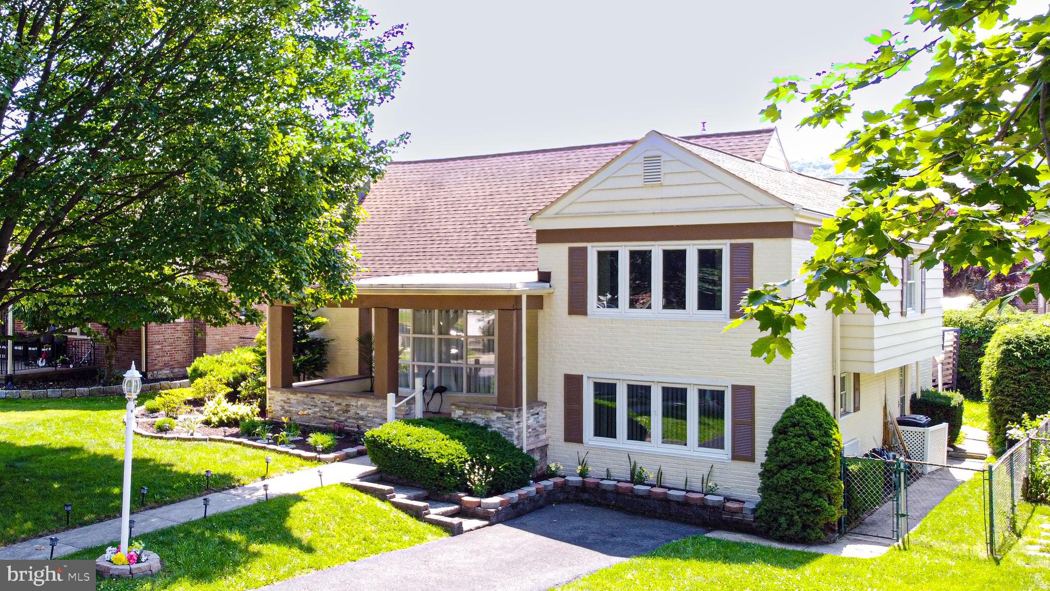 Welcome to 919 Brighton St! This beautifully maintained 3-bedroom, 3-full-bath home is full of charm and potential! Featuring a finished basement perfect for entertaining or relaxing, this home offers space and comfort in a vibrant community setting. Located just minutes from local parks, community pools, and more — there’s always something to do nearby! Whether you’re looking to settle in or add your personal touch, this home is ready for you.
🎉 Join us for the Open House on Sunday, July 13th from 1–3 PM . Come see what makes this place so special! Don’t miss your chance to fall in love!