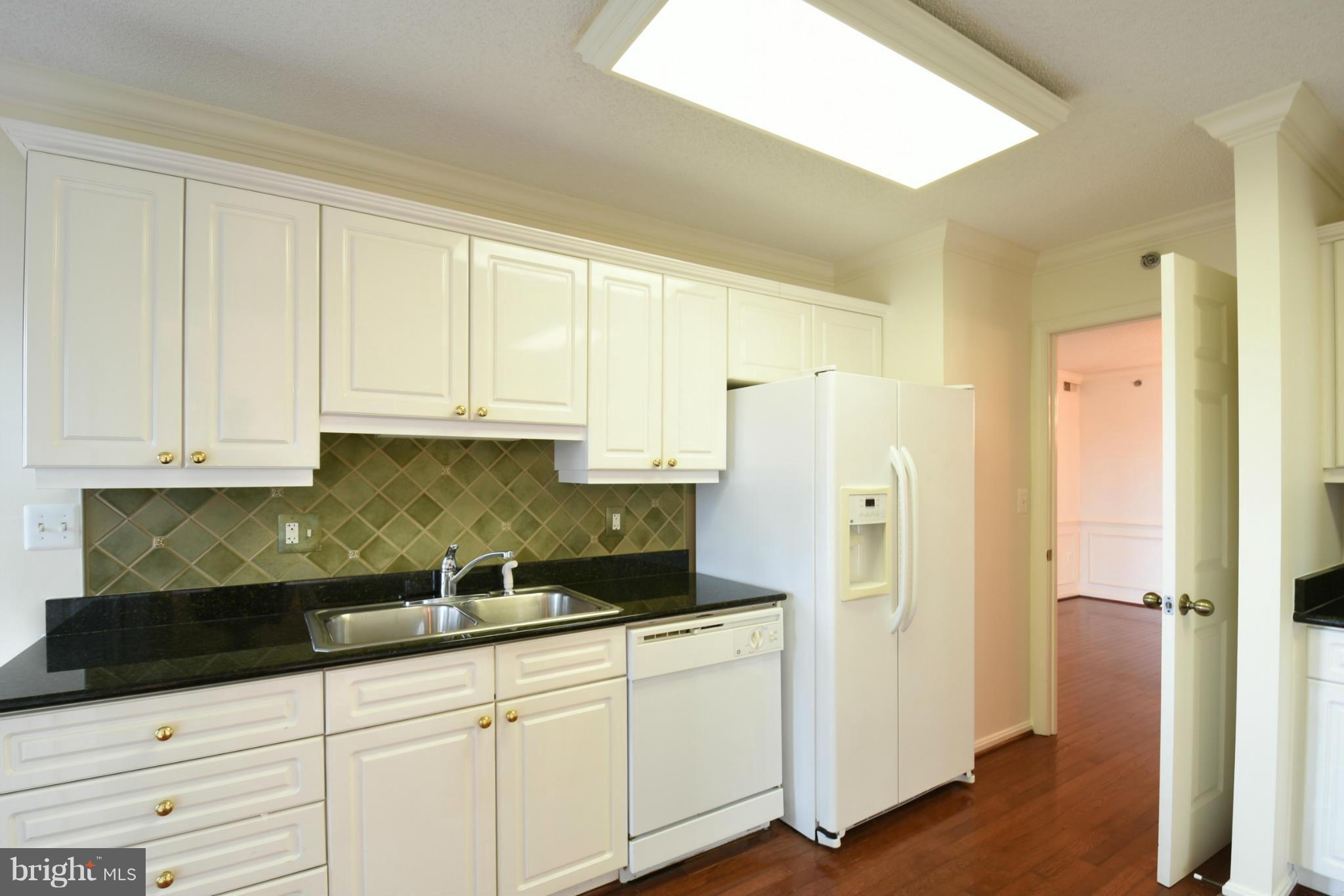 CARLYLE TOWERS - Residential Lease