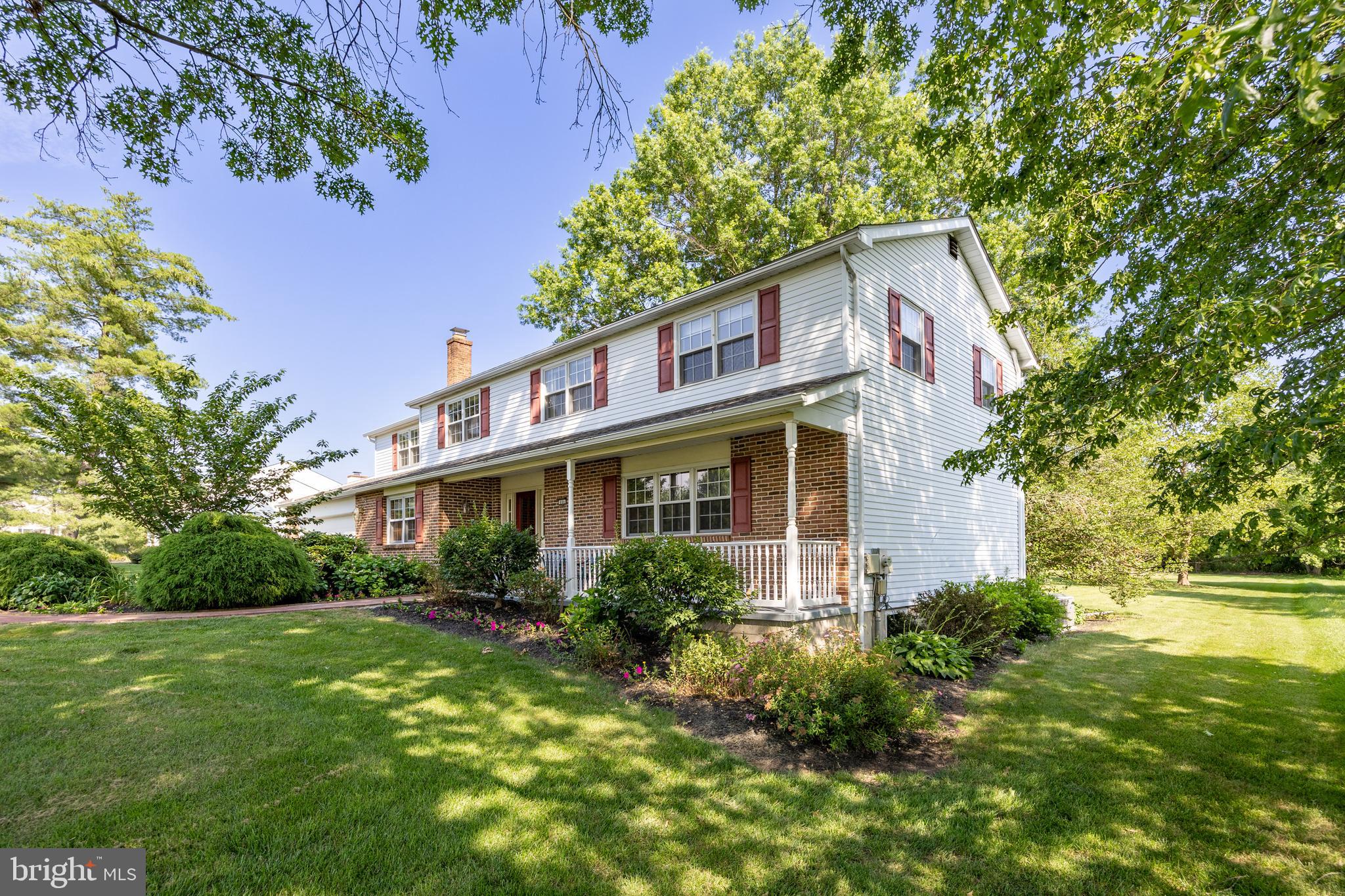 886 LAUREL LANE