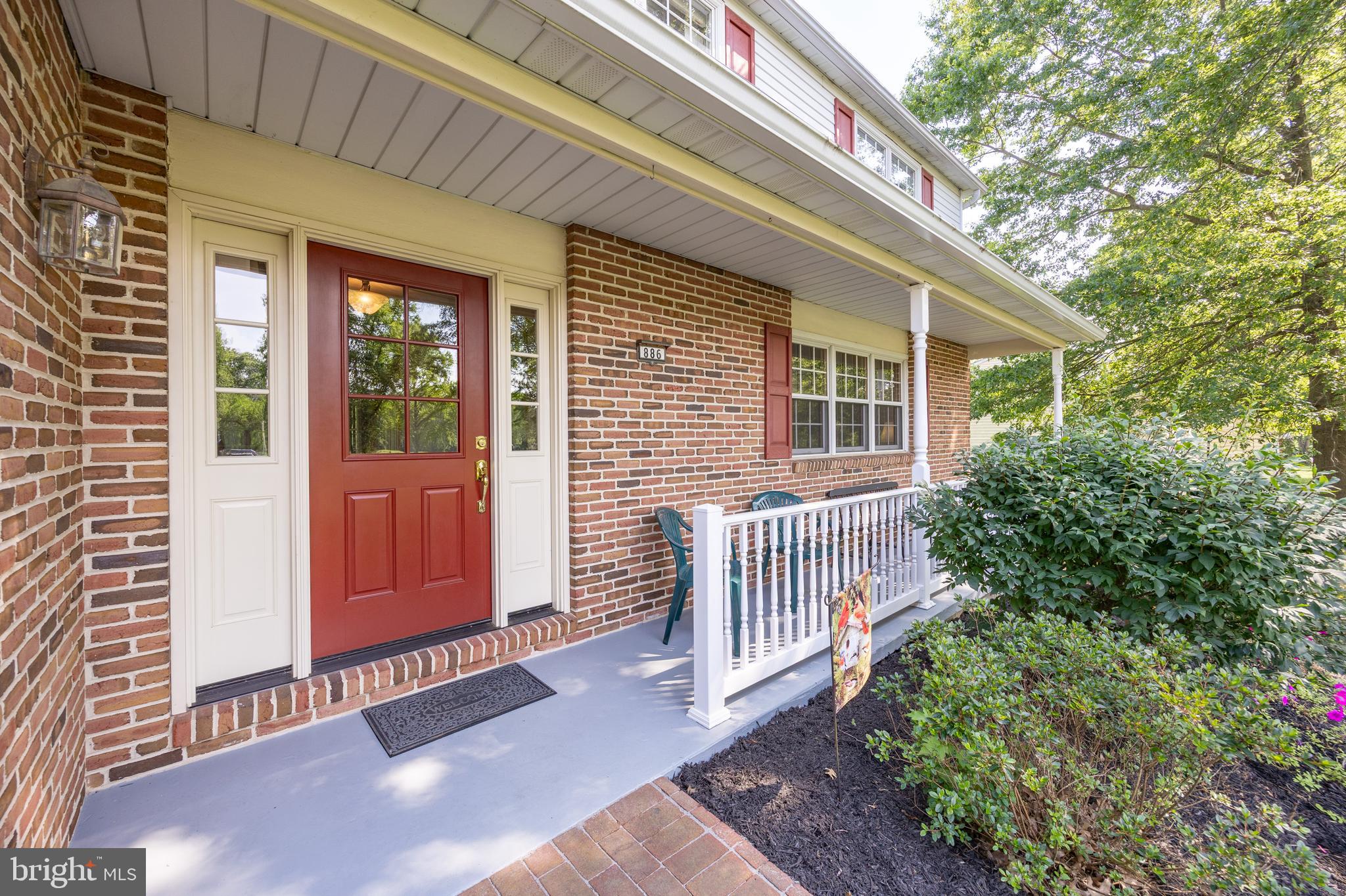 886 LAUREL LANE