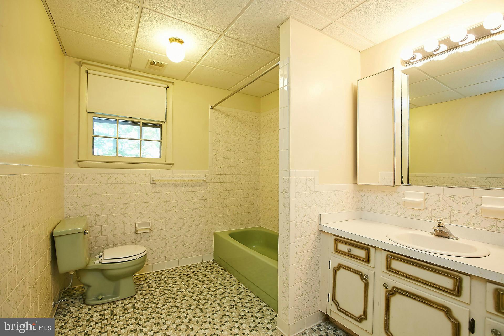 LAKE OCCOQUAN SHORES - Residential