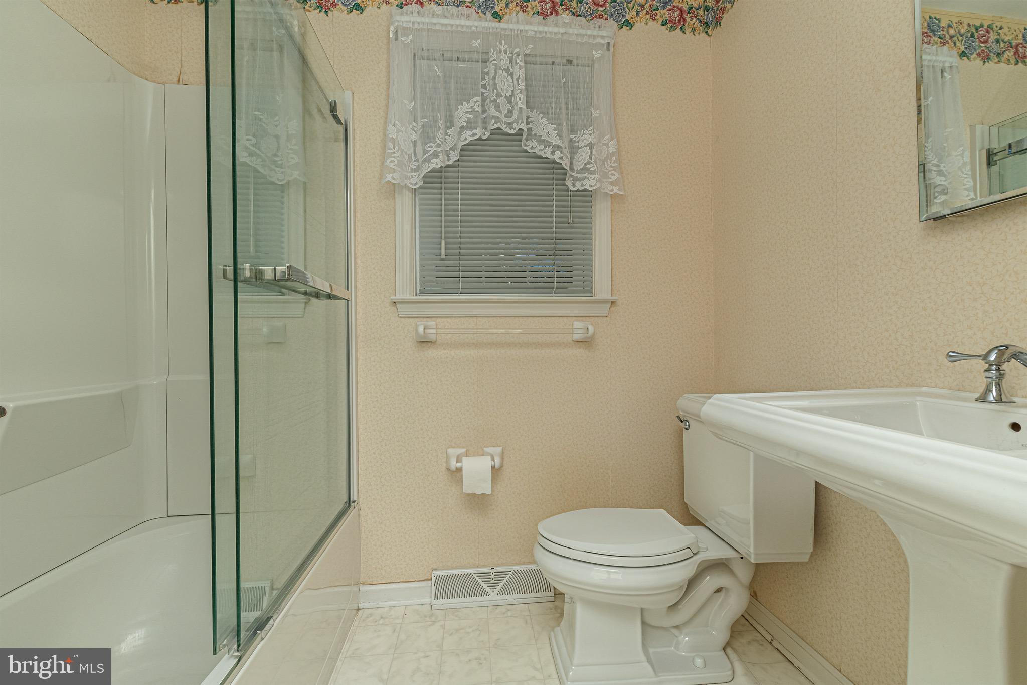 FOUR SEASONS - Residential